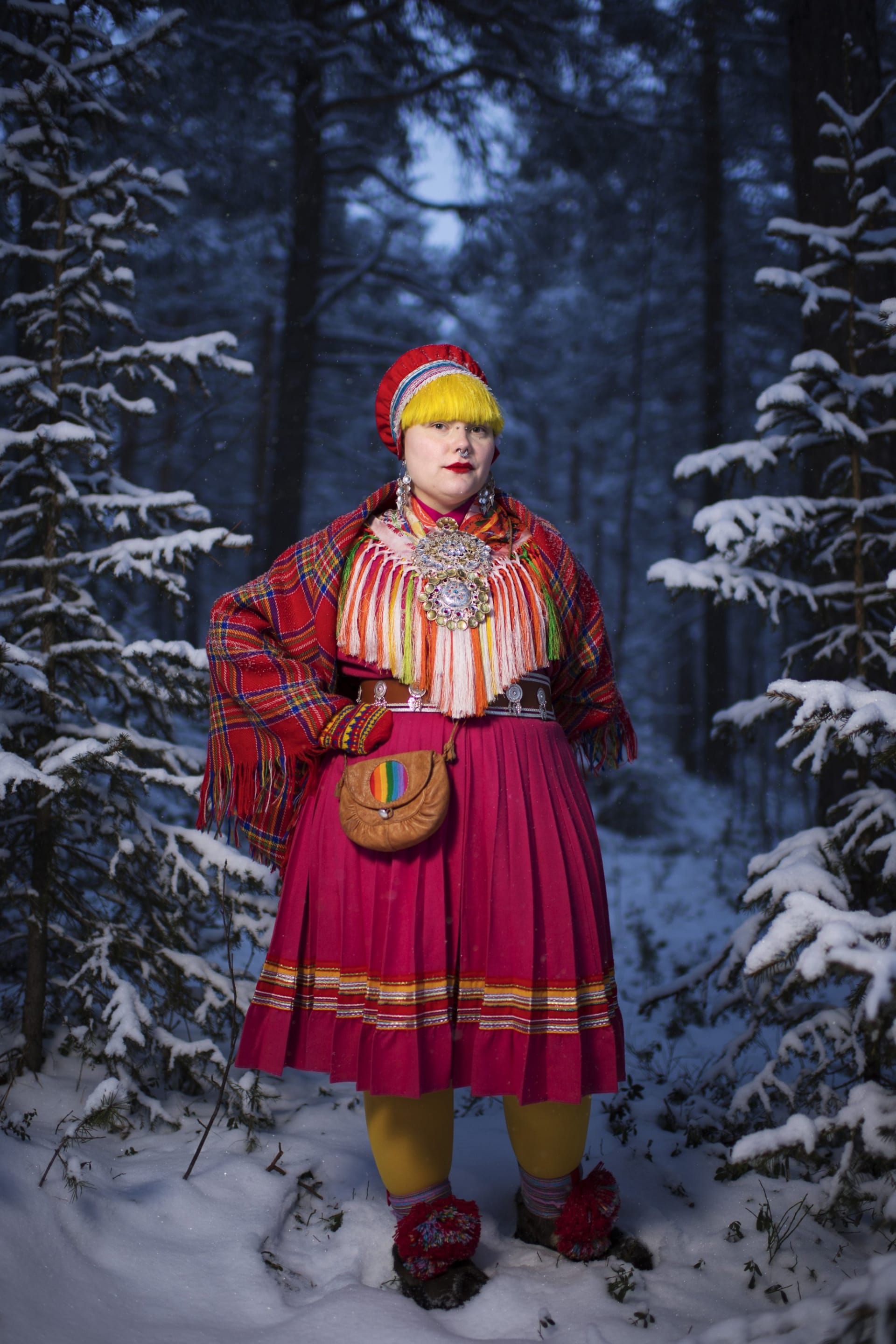 Studentka Merethe Kuhmunen pózuje v tradičním oděvu zvaném gákti. 1