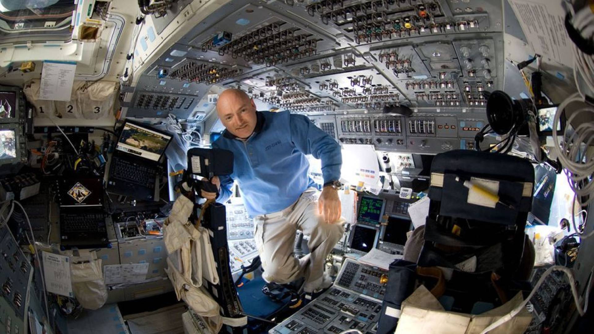 Mark Kelly v kabině raketoplánu