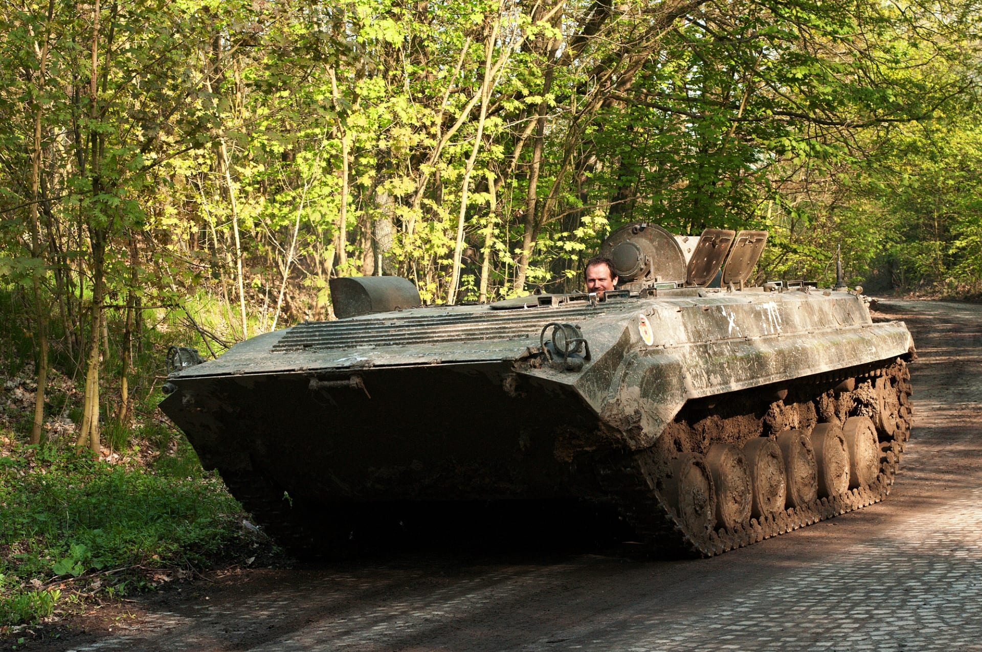 Bojové vozidlo pěchoty se znakem sovětské gardové jednotky