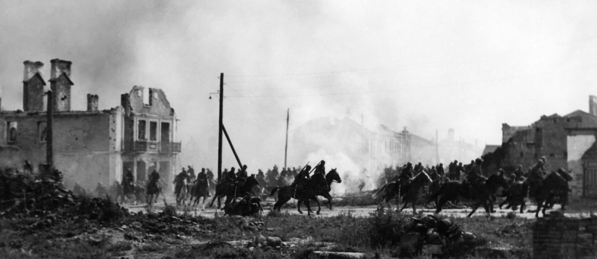 Polská kavalerie se během bitvy na Bzuře probíjí zničeným Sochaczewem