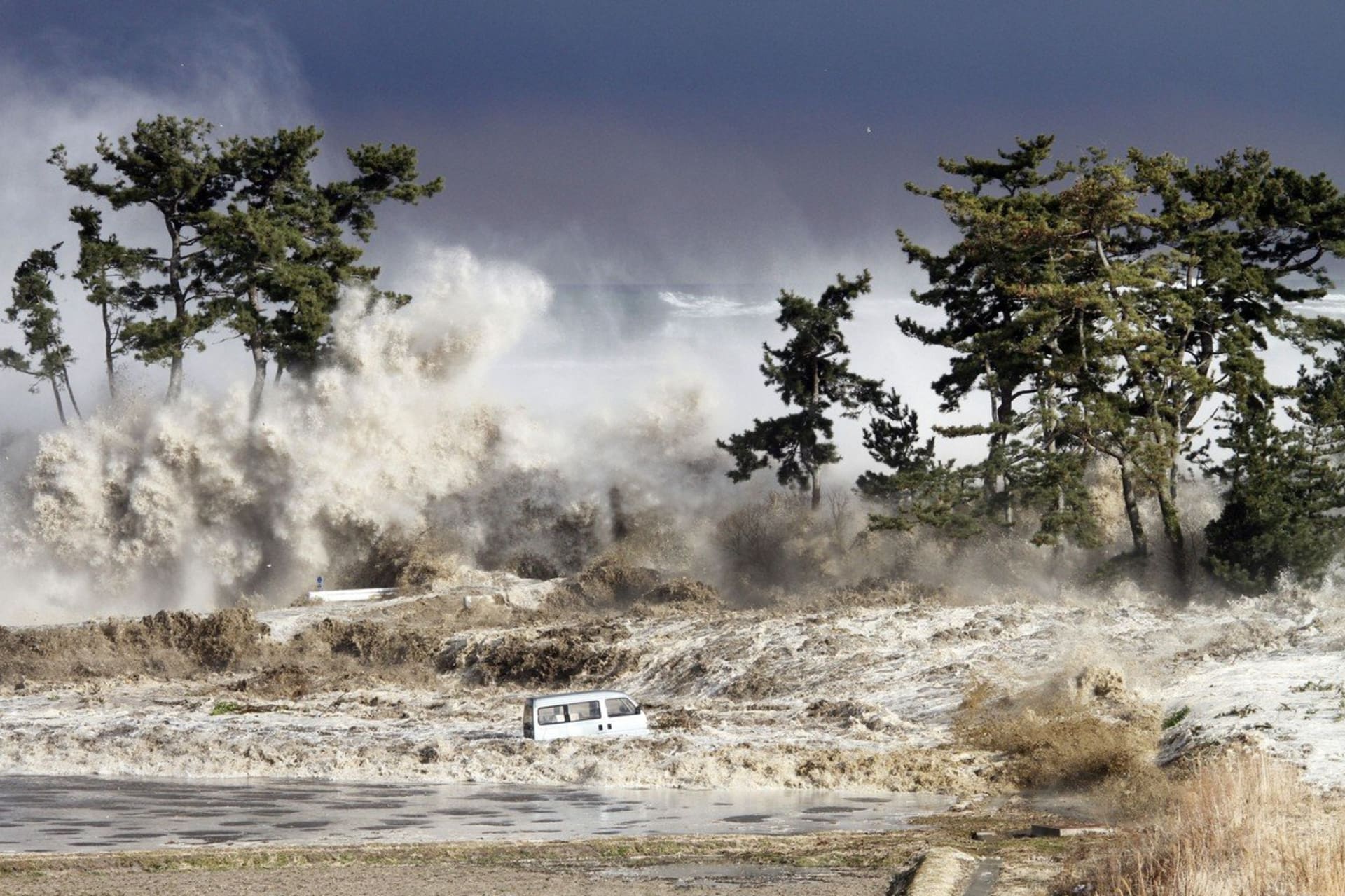 Deset metrů vysoká vlna vtrhla na pobřeží Japonska