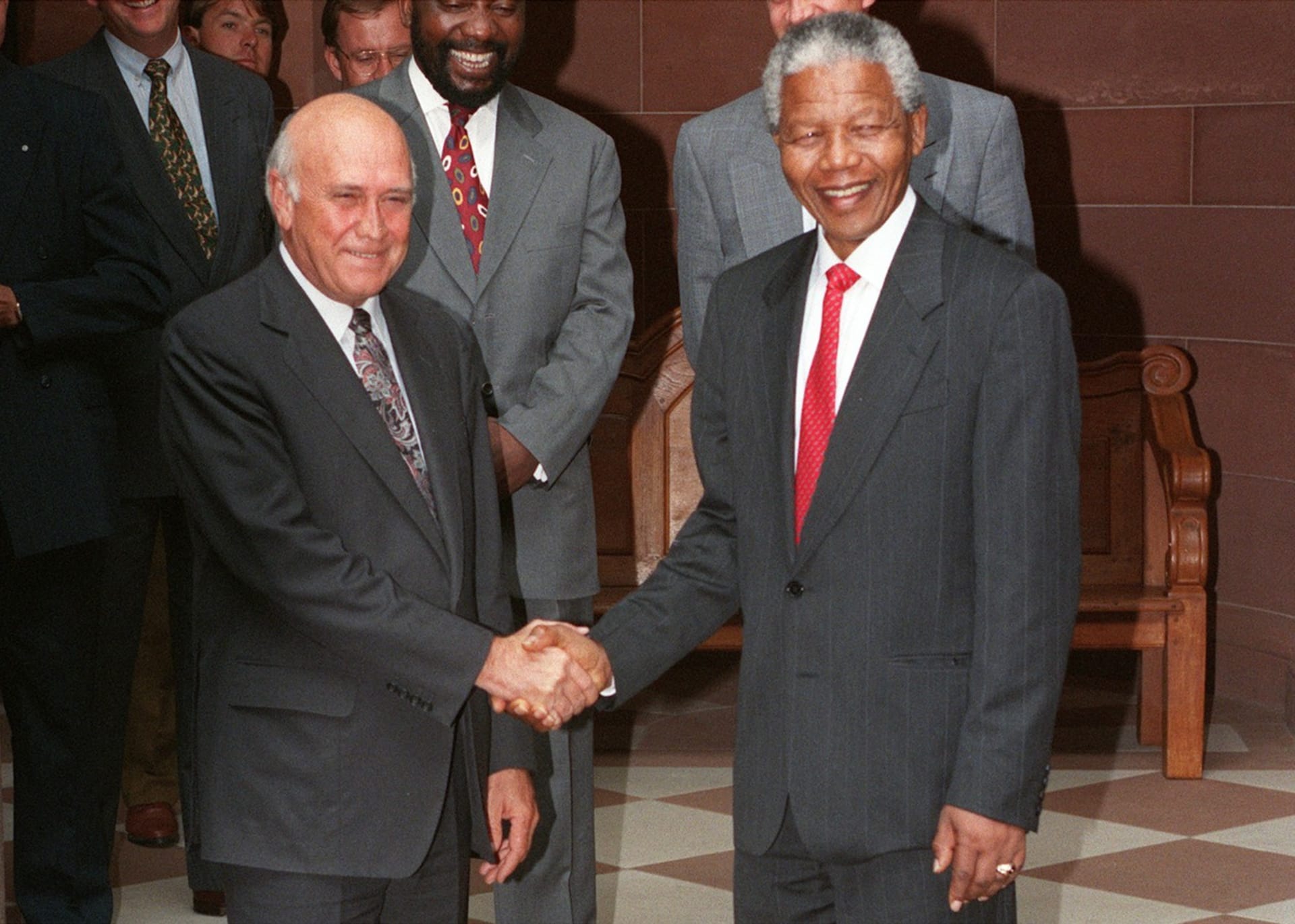 Frederik Willem de Klerk a Nelson Mandela v roce 1994