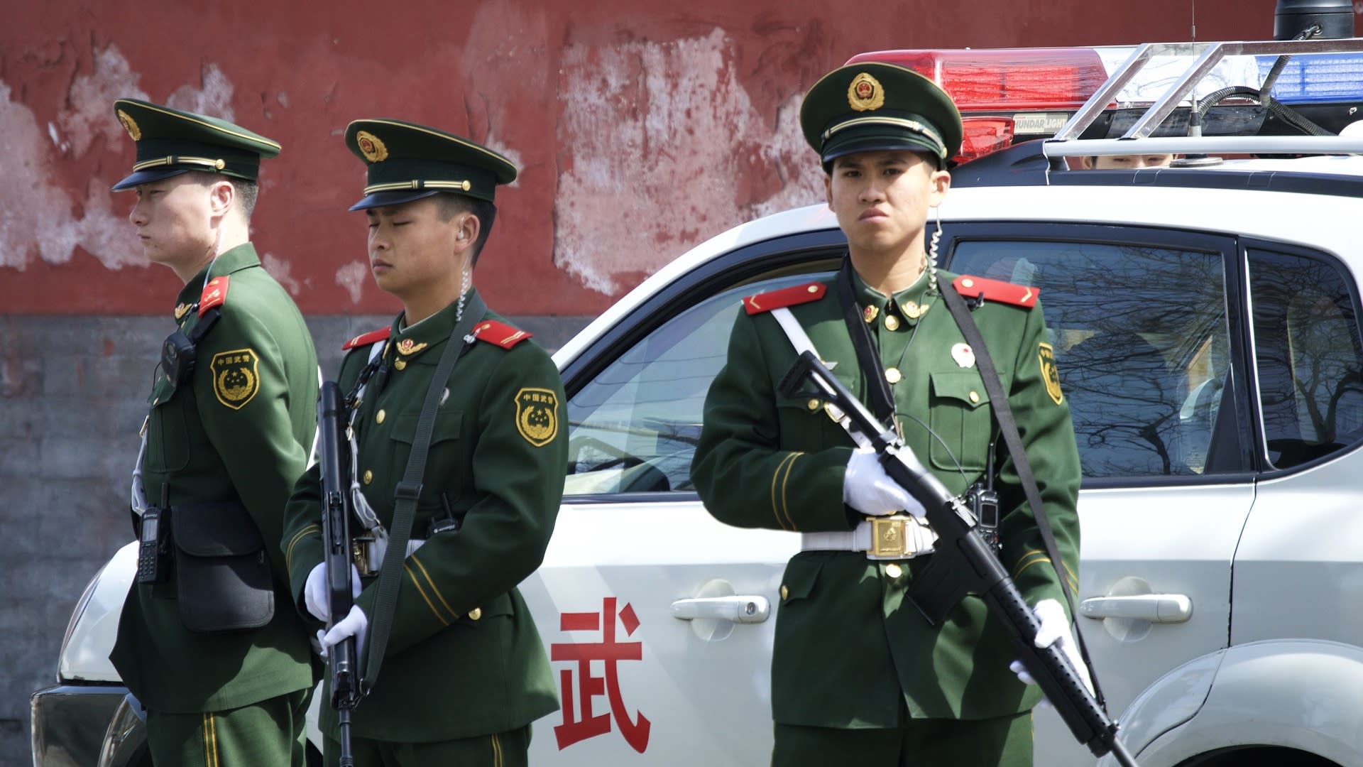 Čína krom lidských nasazuje i robotické policisty