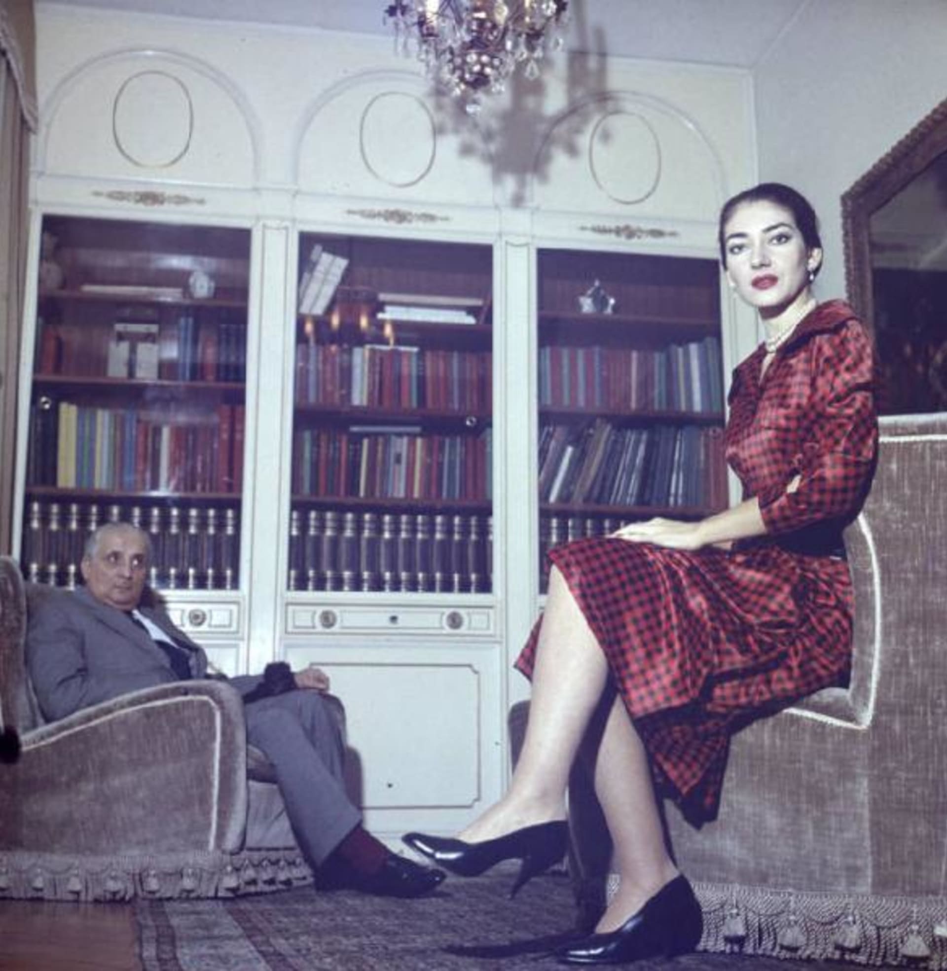 Maria Callas s manželem Giovannim Battistou Meneghinim v jejich milánském bytě v roce 1957