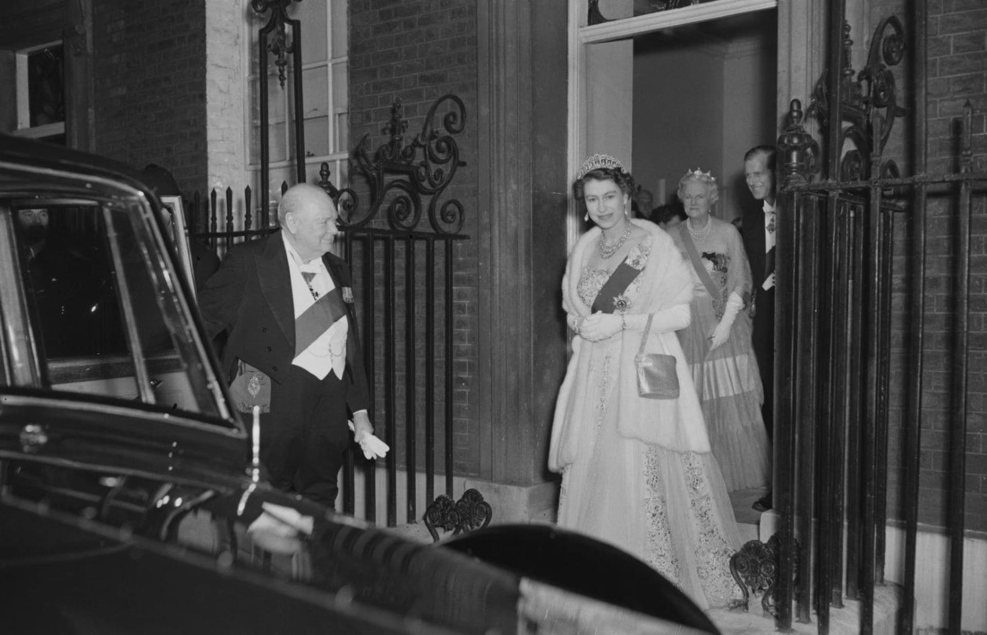 Alžběta II. a princ Philip vycházejí po večeři s Winstonem Churchillem z Downing Street 10