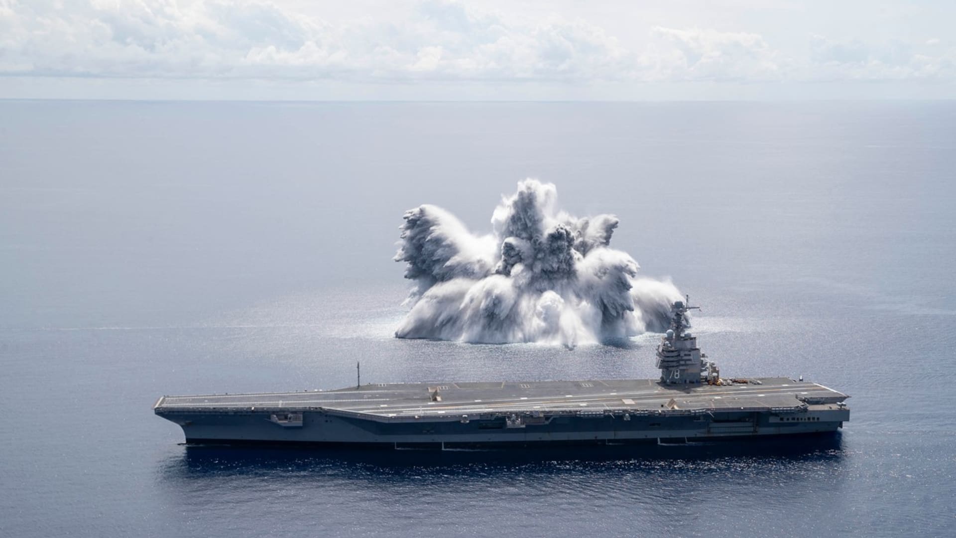 USS Gerald Ford během zatěžkávacích testů (blízká exploze)
