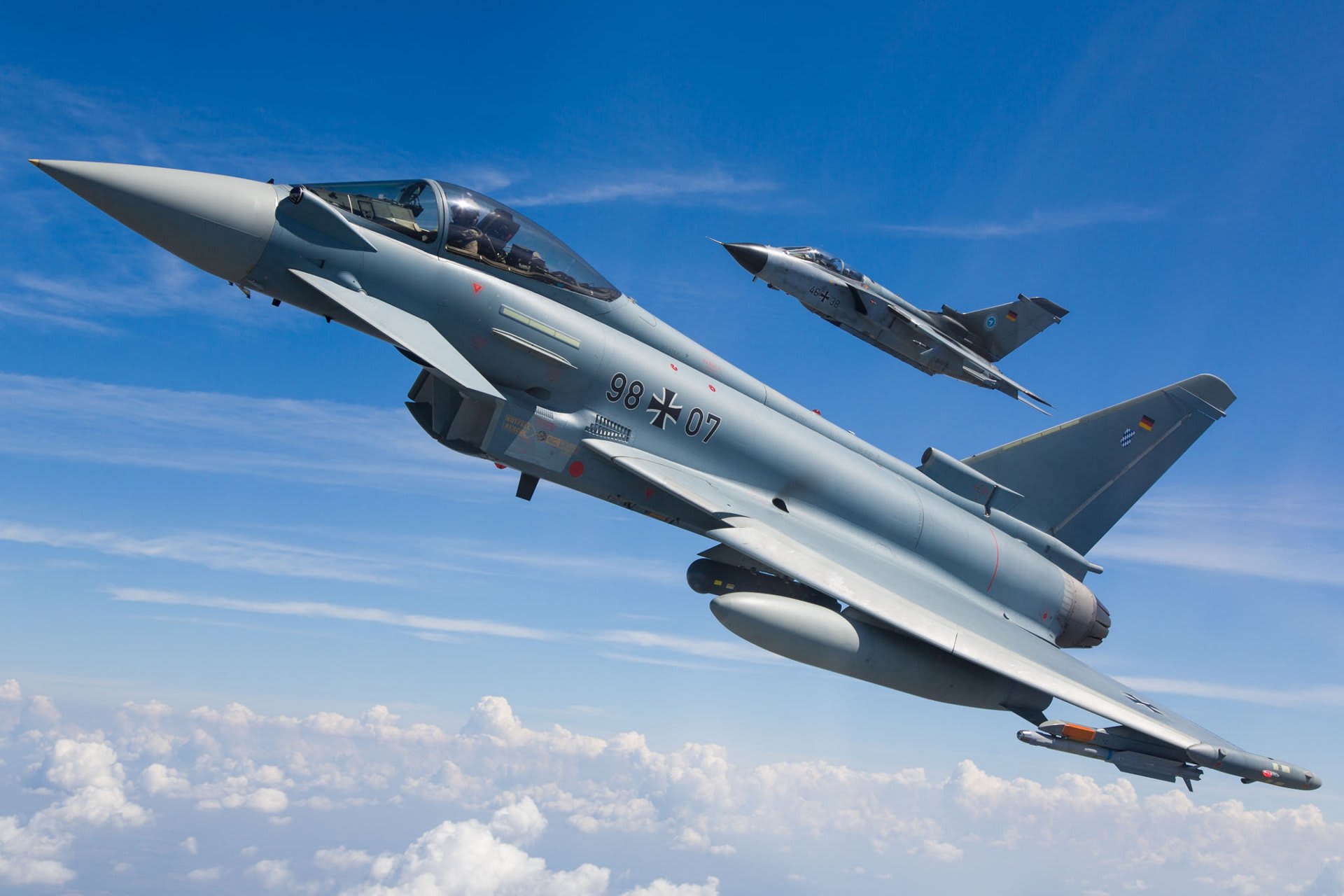 Eurofighter Typhoon (v popředí), Panavia Tornado (v pozadí) 