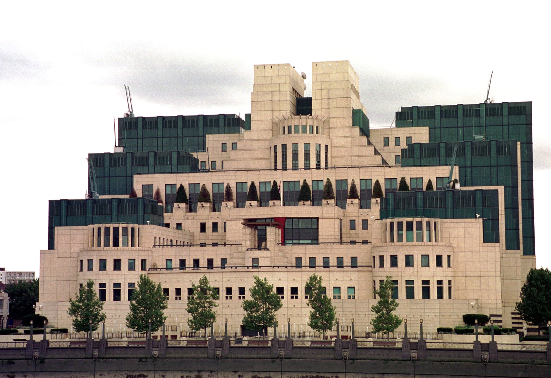 Budovu MI6 nejde přehlédnout