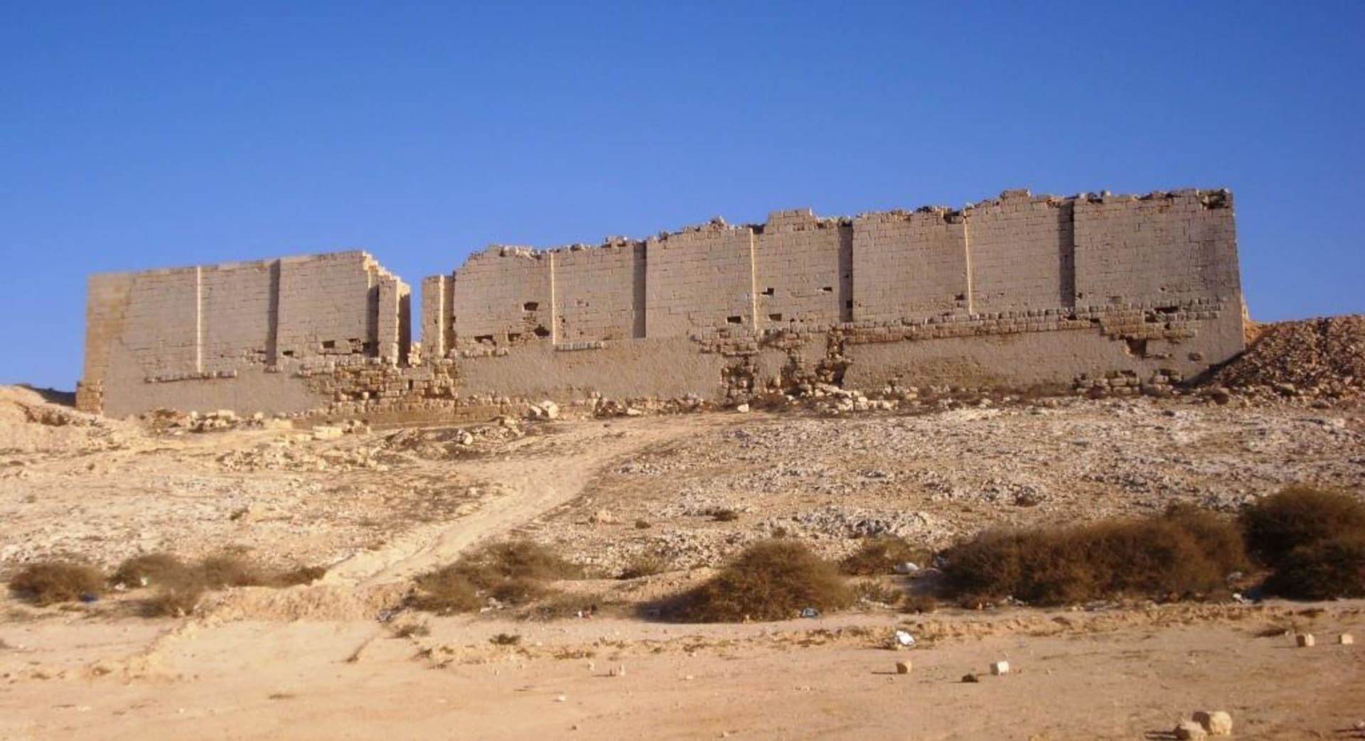 Pohled na severní stěnu chrámu Taposiris Magna