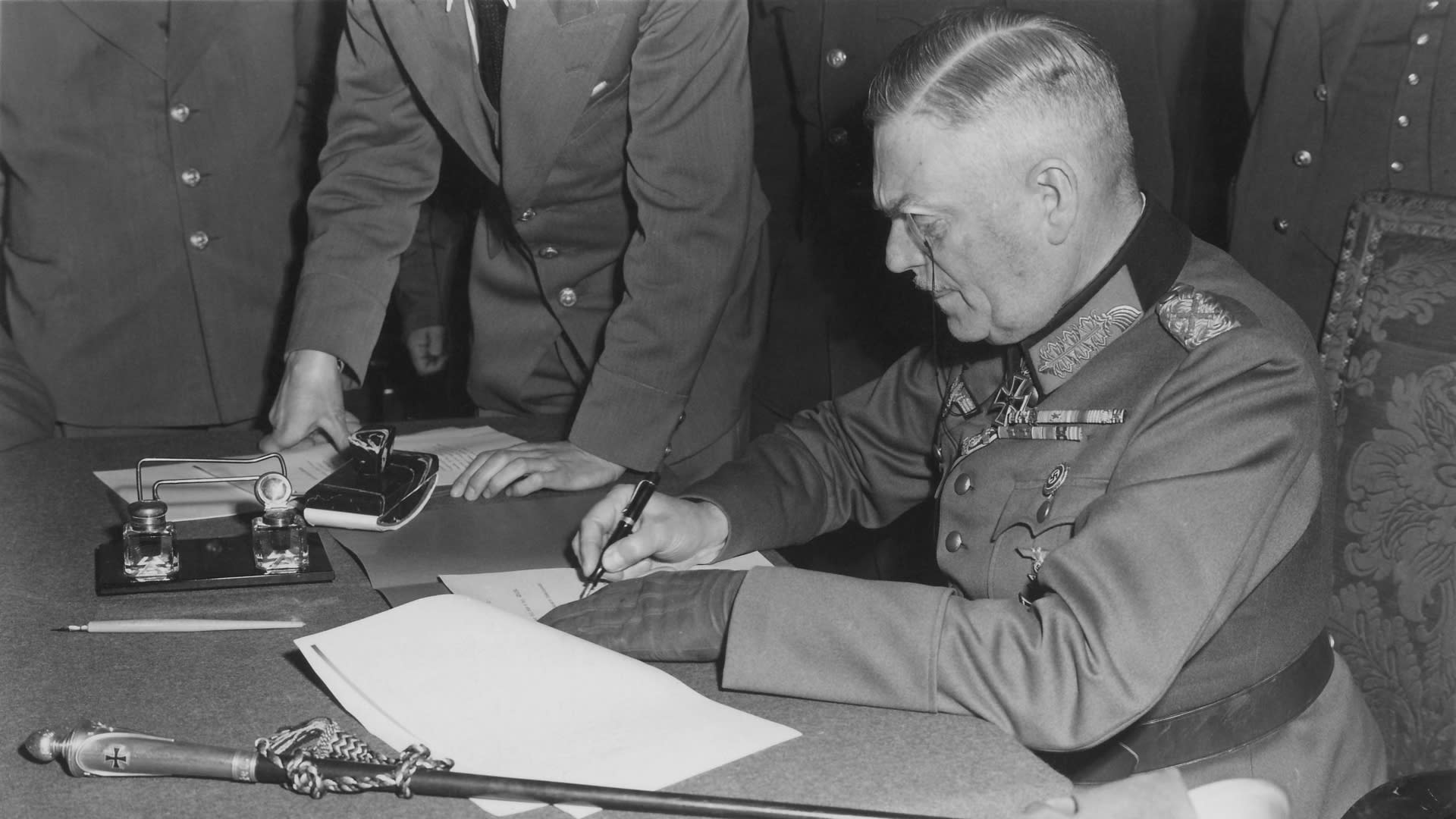 Polní maršál Wilhelm Keitel posepisuje 8. května 1945 kapitulaci nacistického Německa.