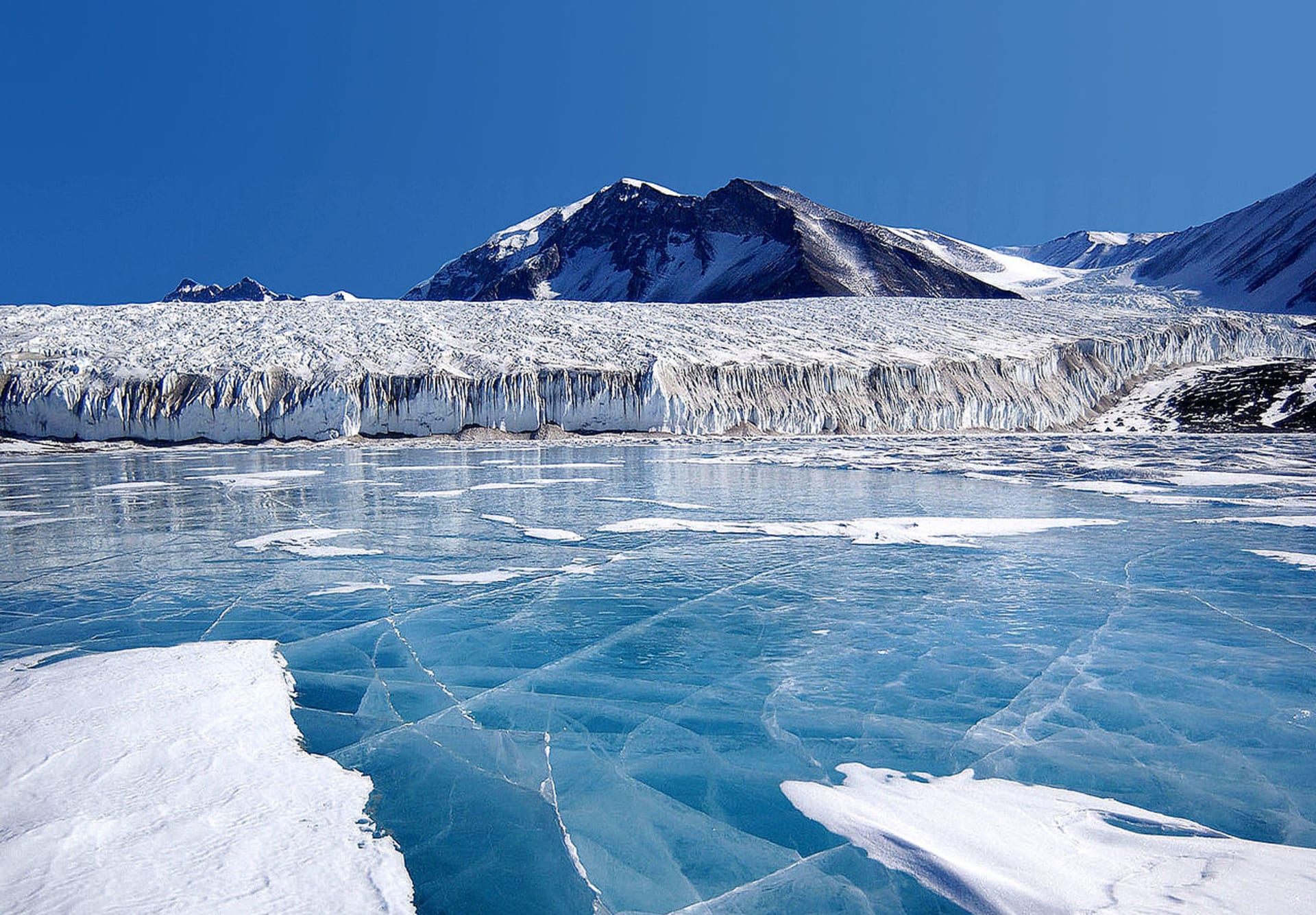 Modrý led pokrývá antarktické jezero  Fryxell
