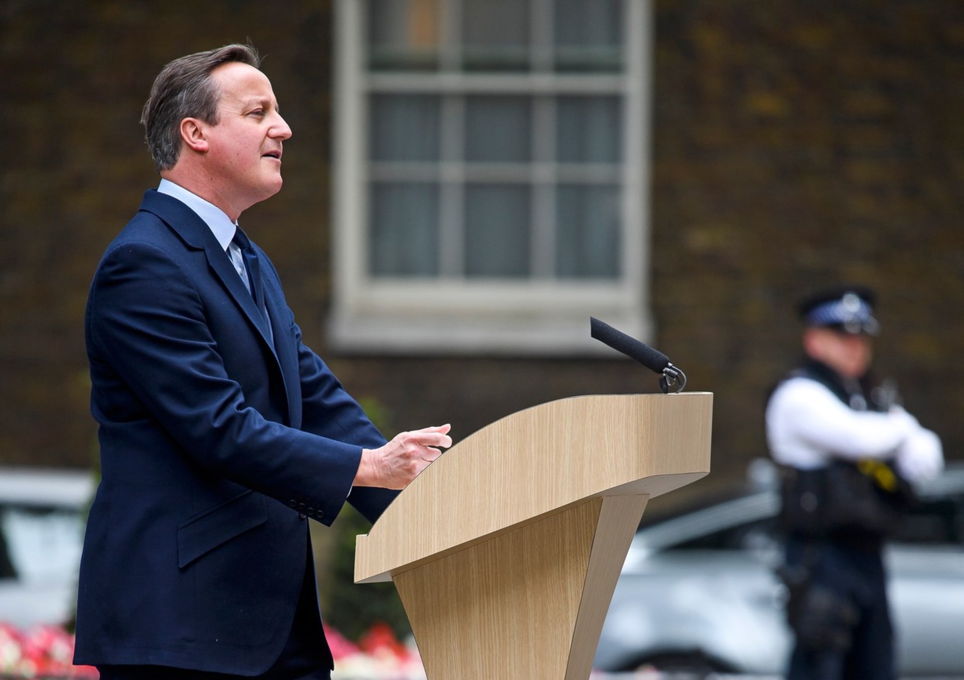 Bývalý premiér David Cameron oznámil plány na svoji rezignaci pár hodin po odhalení výsledku referenda