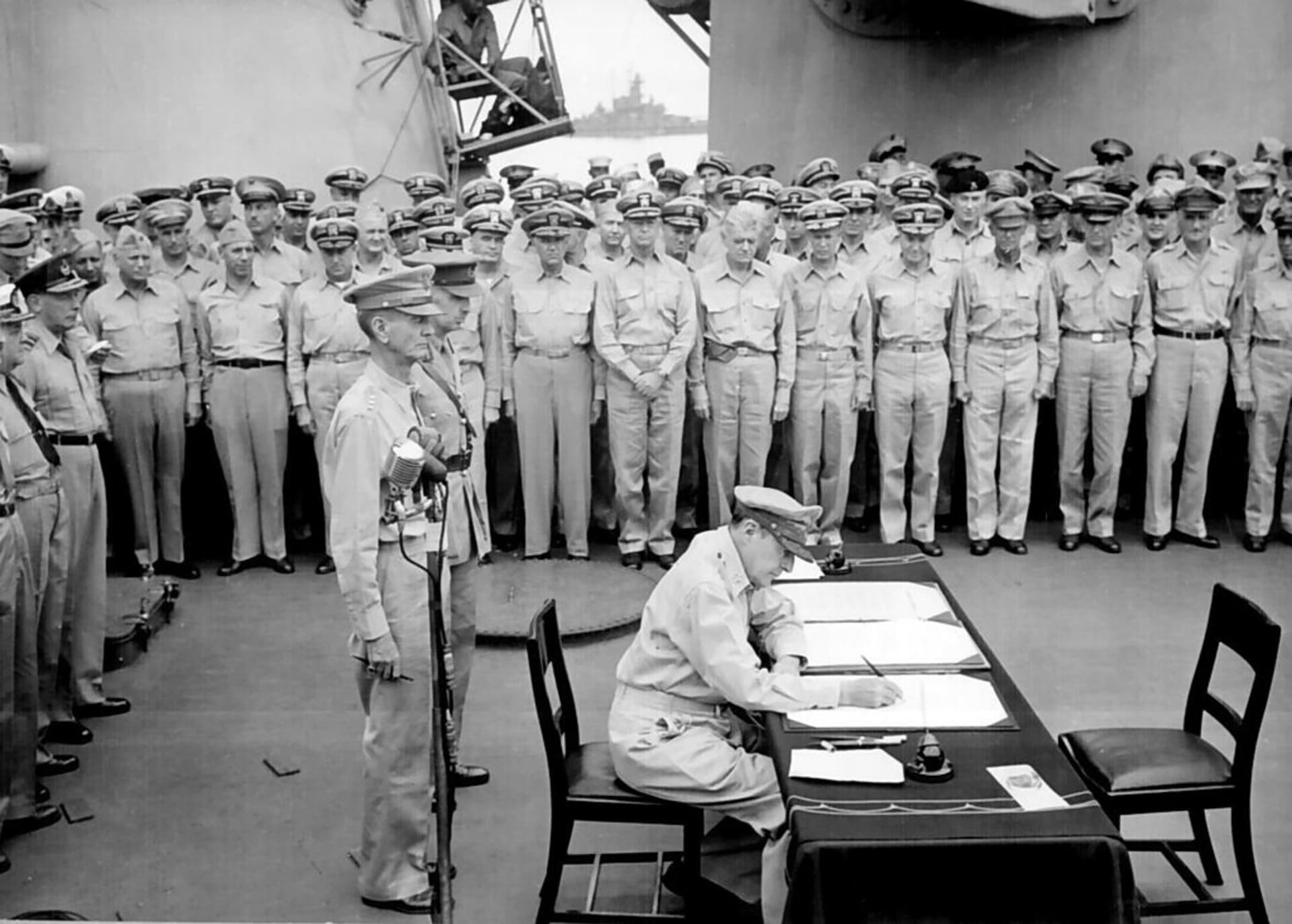 Douglas MacArthur při podpisu japonské kapitulace na lodi Missouri