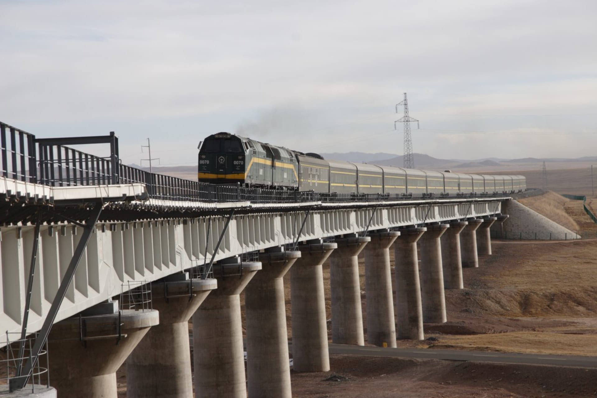 Na cestě z Golmudu do Lhasy musí vlaky překonat 675 mostů
