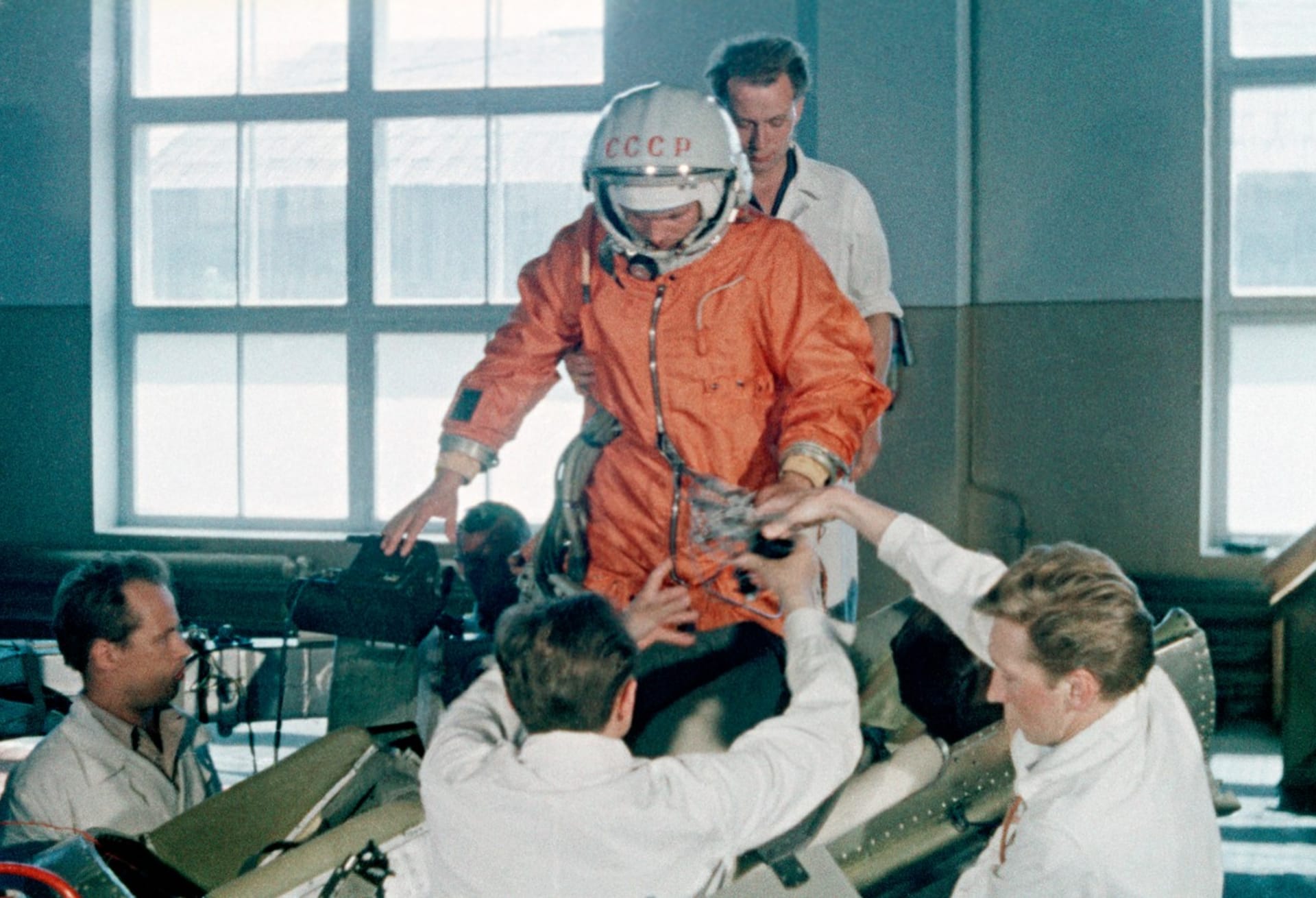 Gagarin se připravuje ke startu z kosmodromu Bajkonur