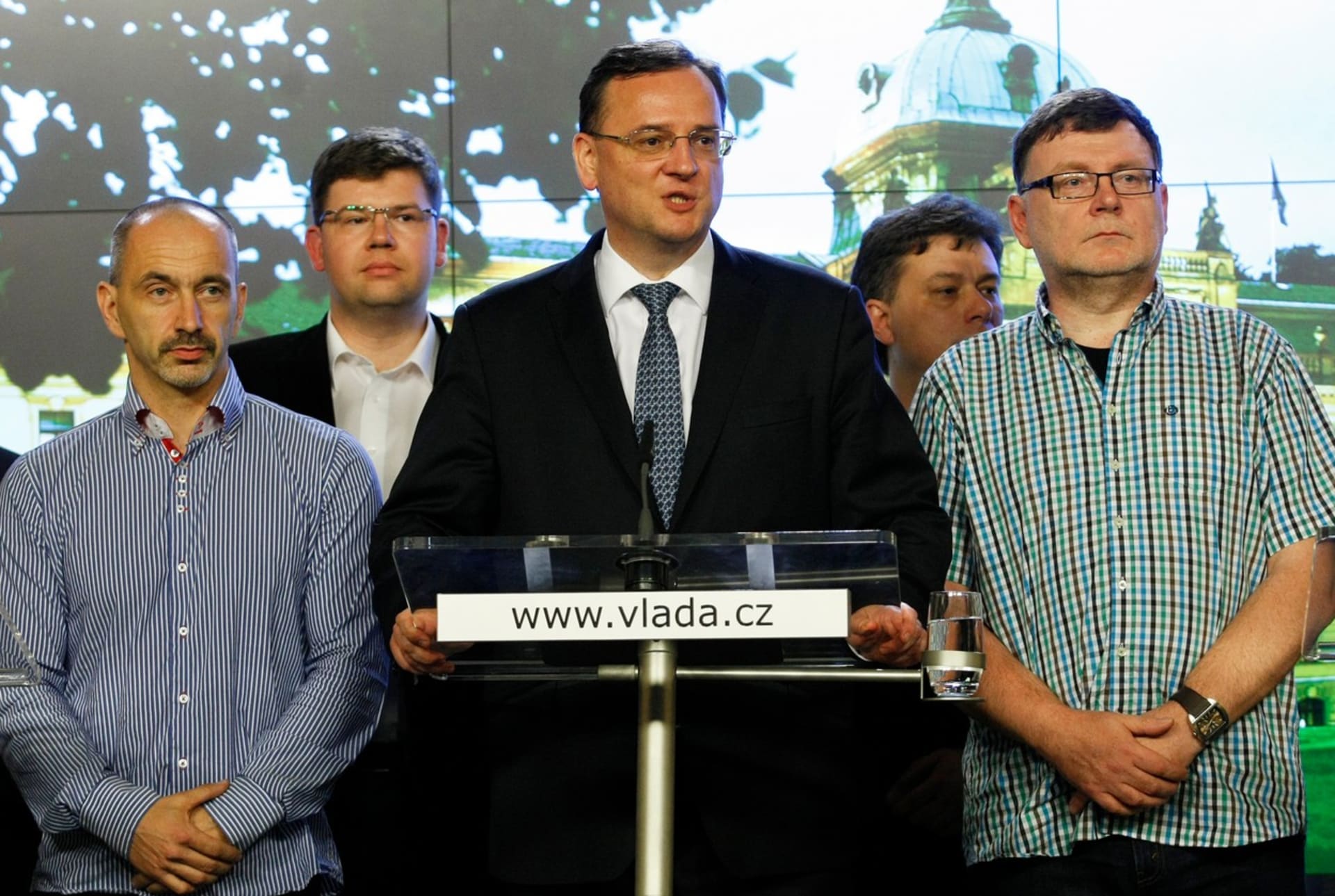 Premiér Petr Nečas oznamuje v červnu 2013 svou rezignaci. Po zásahu ÚOOZ ve Strakově akademii tak padla vláda.