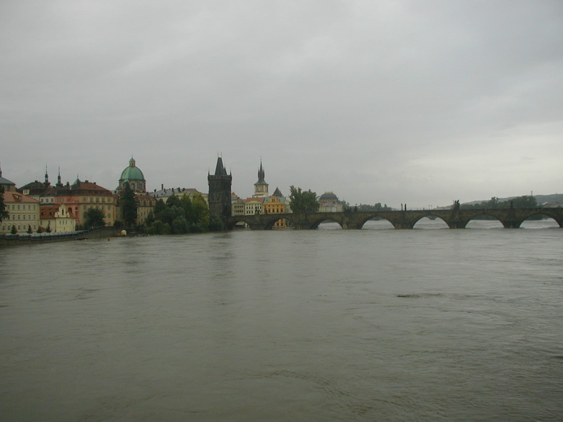 Karlův most v Praze při povodni v roce 2002