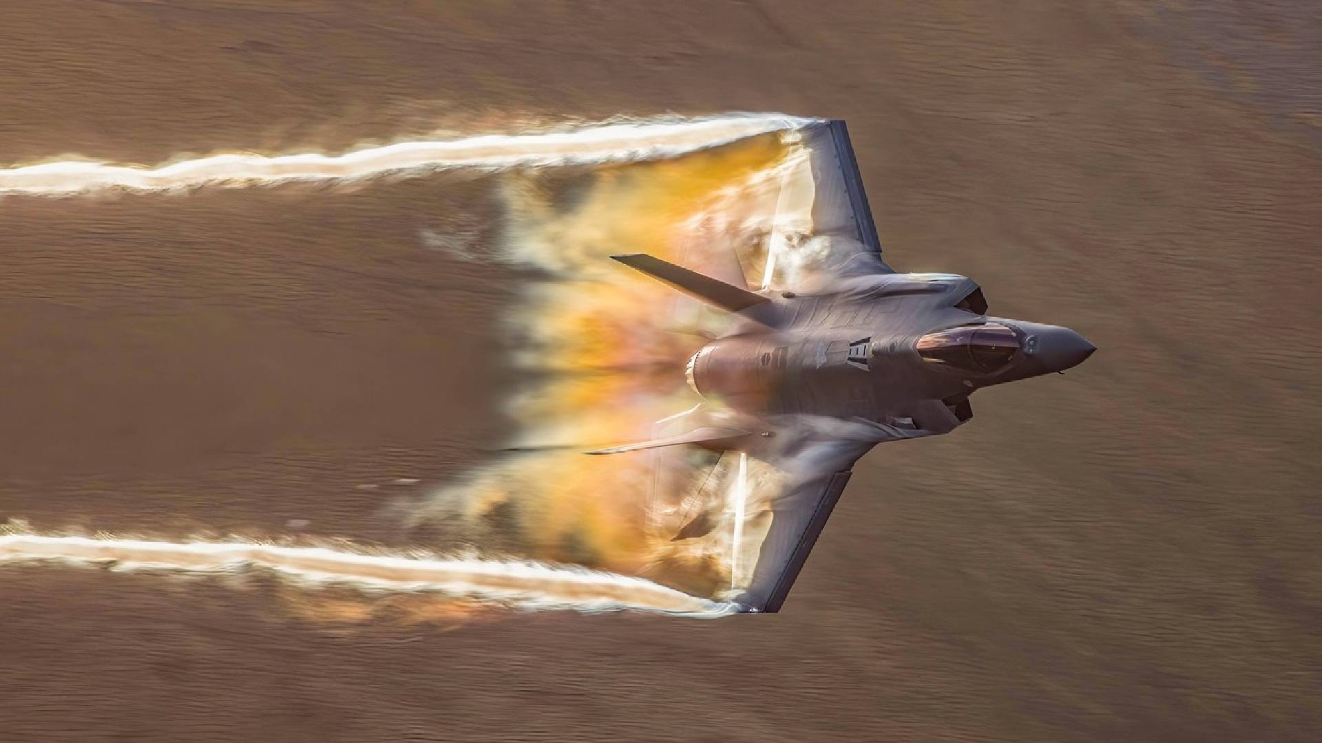 Lockheed Martin F-35 Lightning II při průletu nízko nad zemí