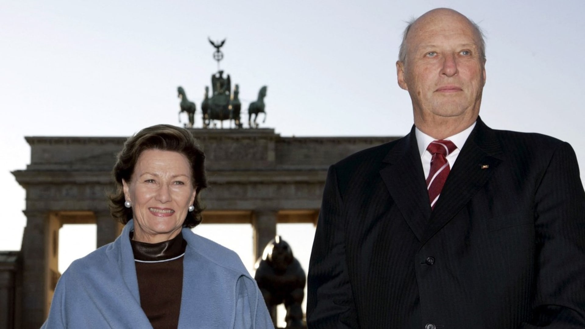 Král Harald V. a královna Sonja před berlínskou Braniborskou bránou v roce 2007