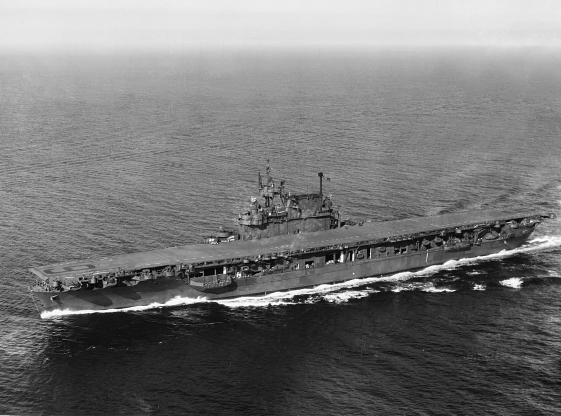 USS Enterprise (CV-6) na zkušební plavbě po opravách v Puget Sound Naval Shipyard, Washington (13. září 1945)