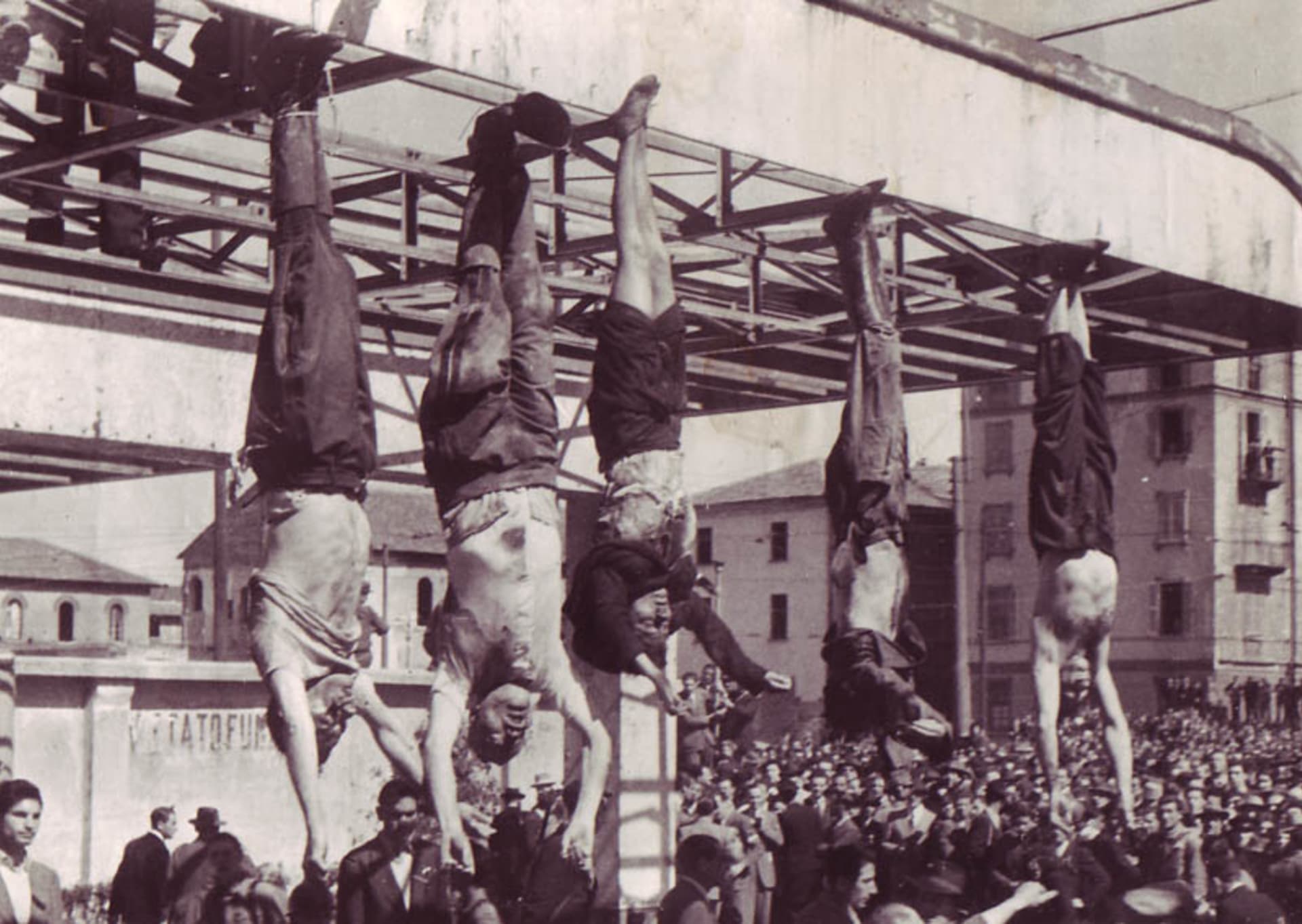 Mussoliniho konec (Mussolini je druhý zleva)