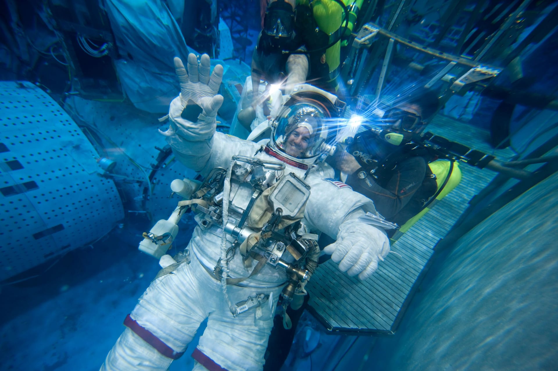 Astronauti v Houstonu trénují pobyt v beztížném prostoru v největší vnitřní nádrži na vodu na světě.