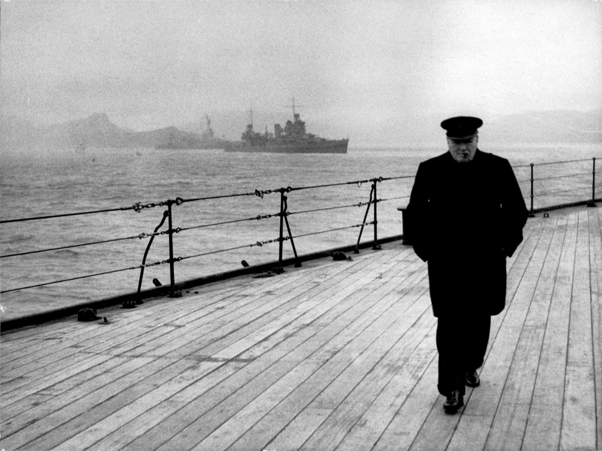 Winston Churchill na palubě bitevního křižníku Prince of Wales v roce 1941