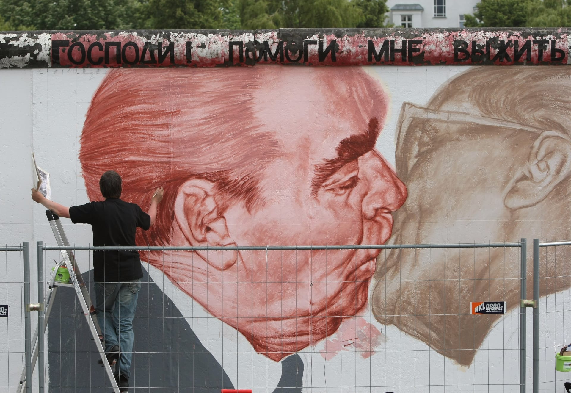 Dmitrij Vrubel vytváří svůj slavný obraz na Berlínské zdi