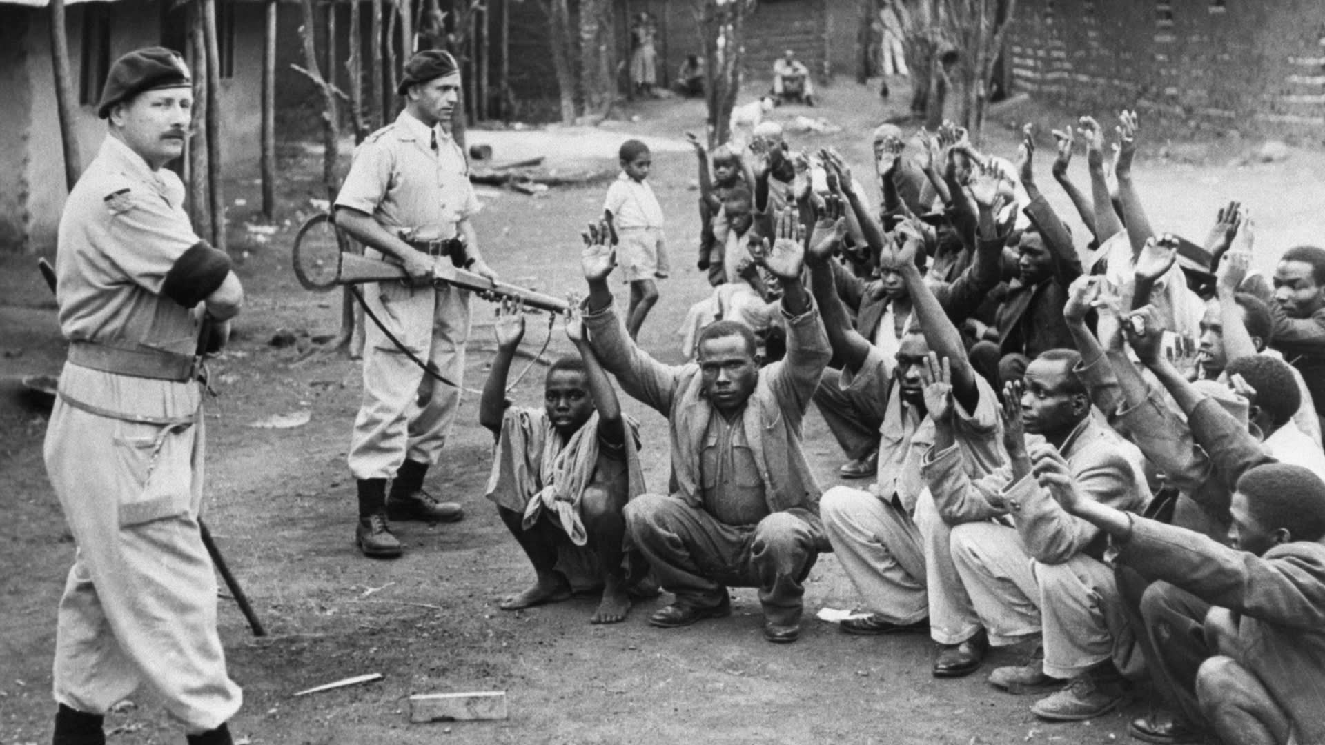 Britové hlídají zajaté členy guerrilové armády Mau Mau