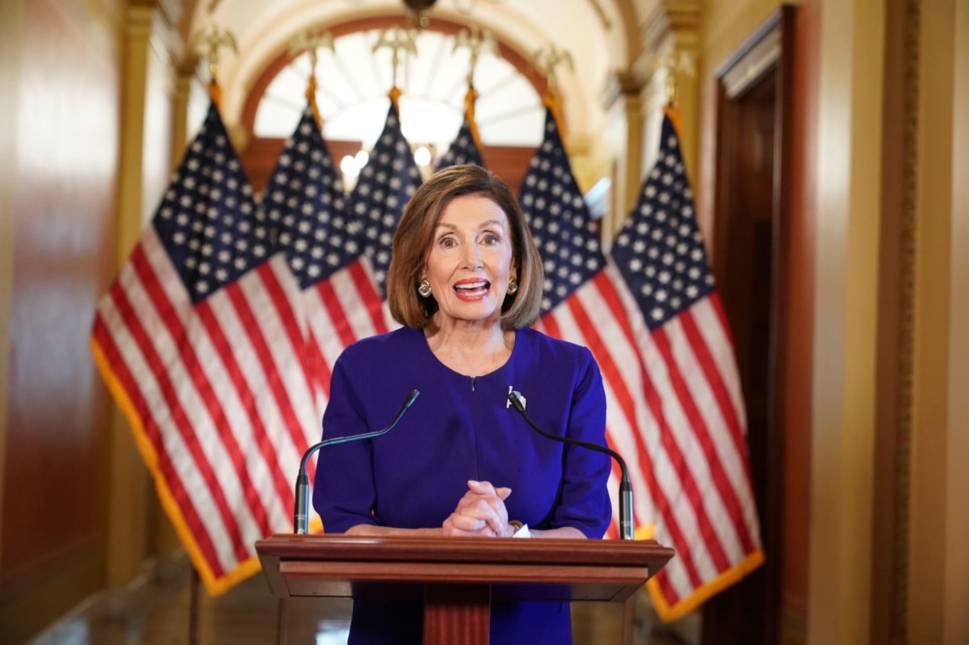 Předsedkyně Sněmovny reprezentantů Nancy Pelosi oznamuje zahájení procesu impeachmentu Donalda Trumpa