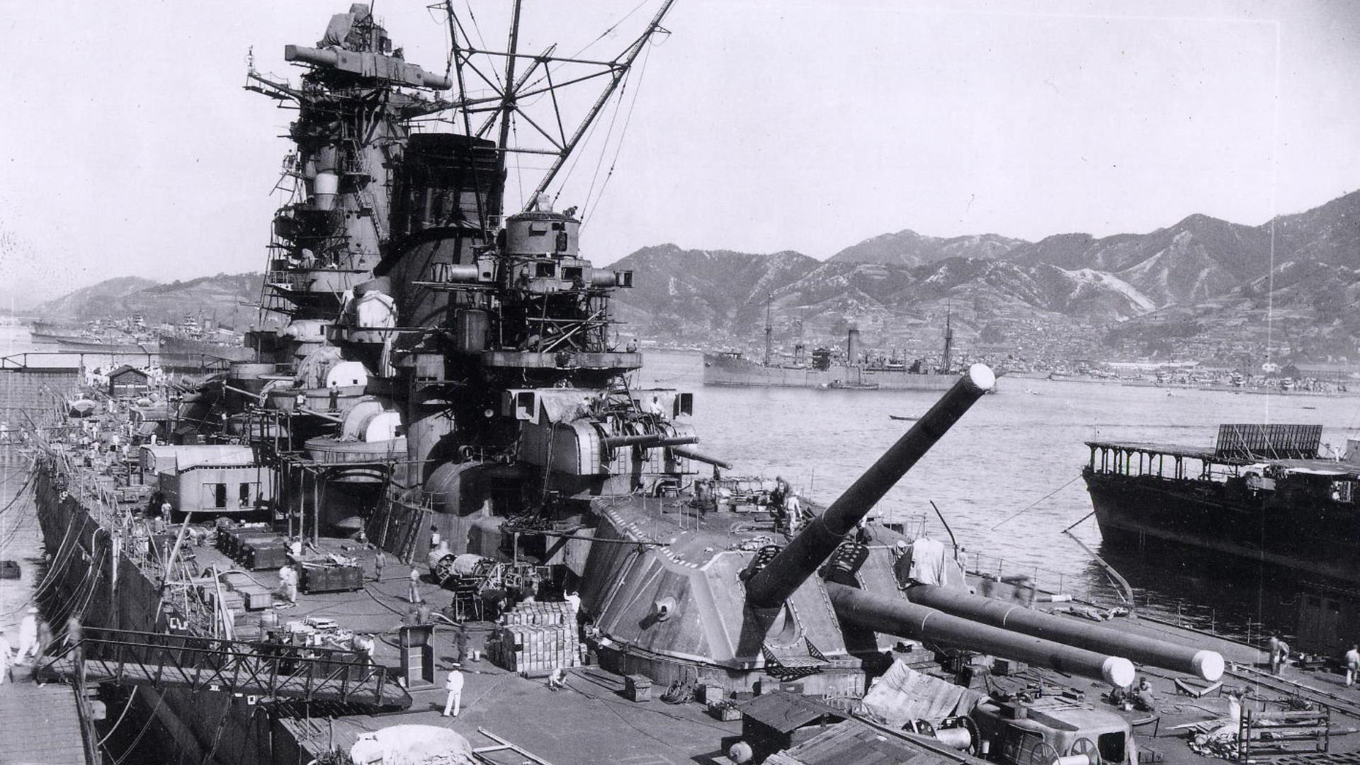 Bitevní loď Jamato při stavbě v loděnici Kure
