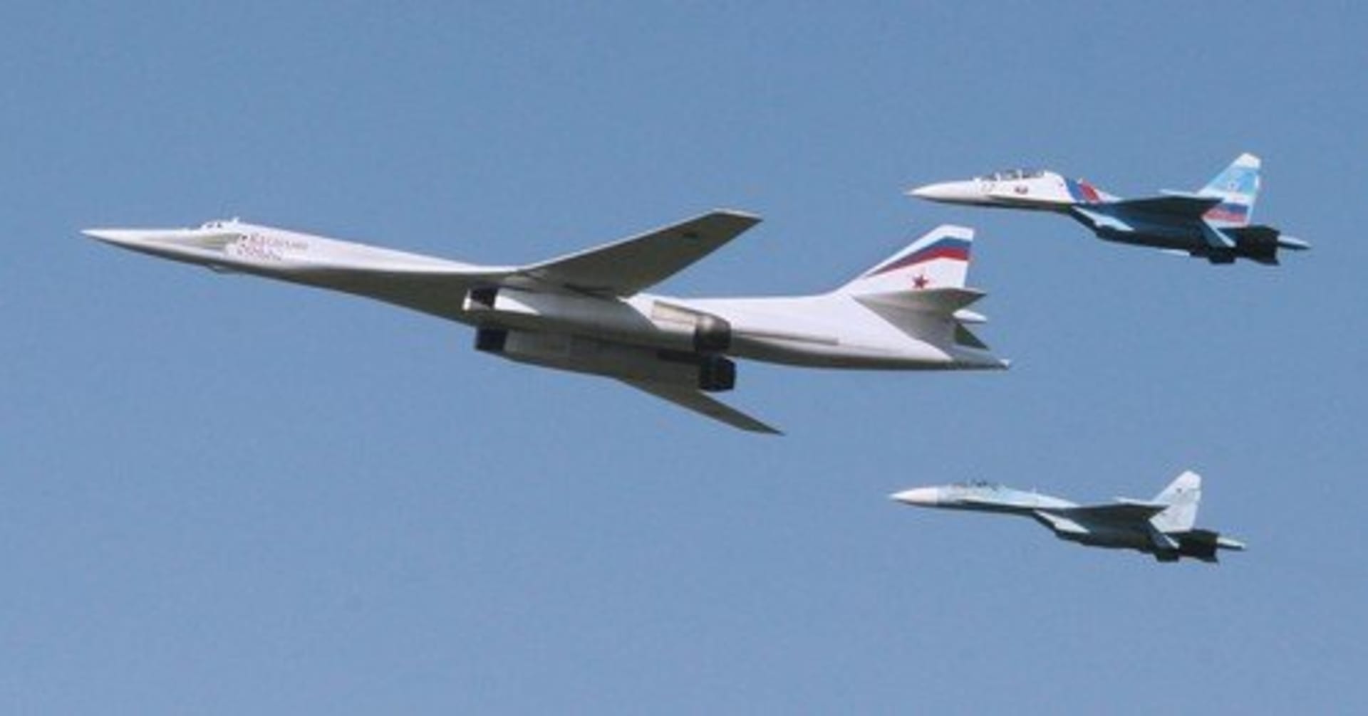 Tu-160 a dva Su-27 při průletu nad Moskvou