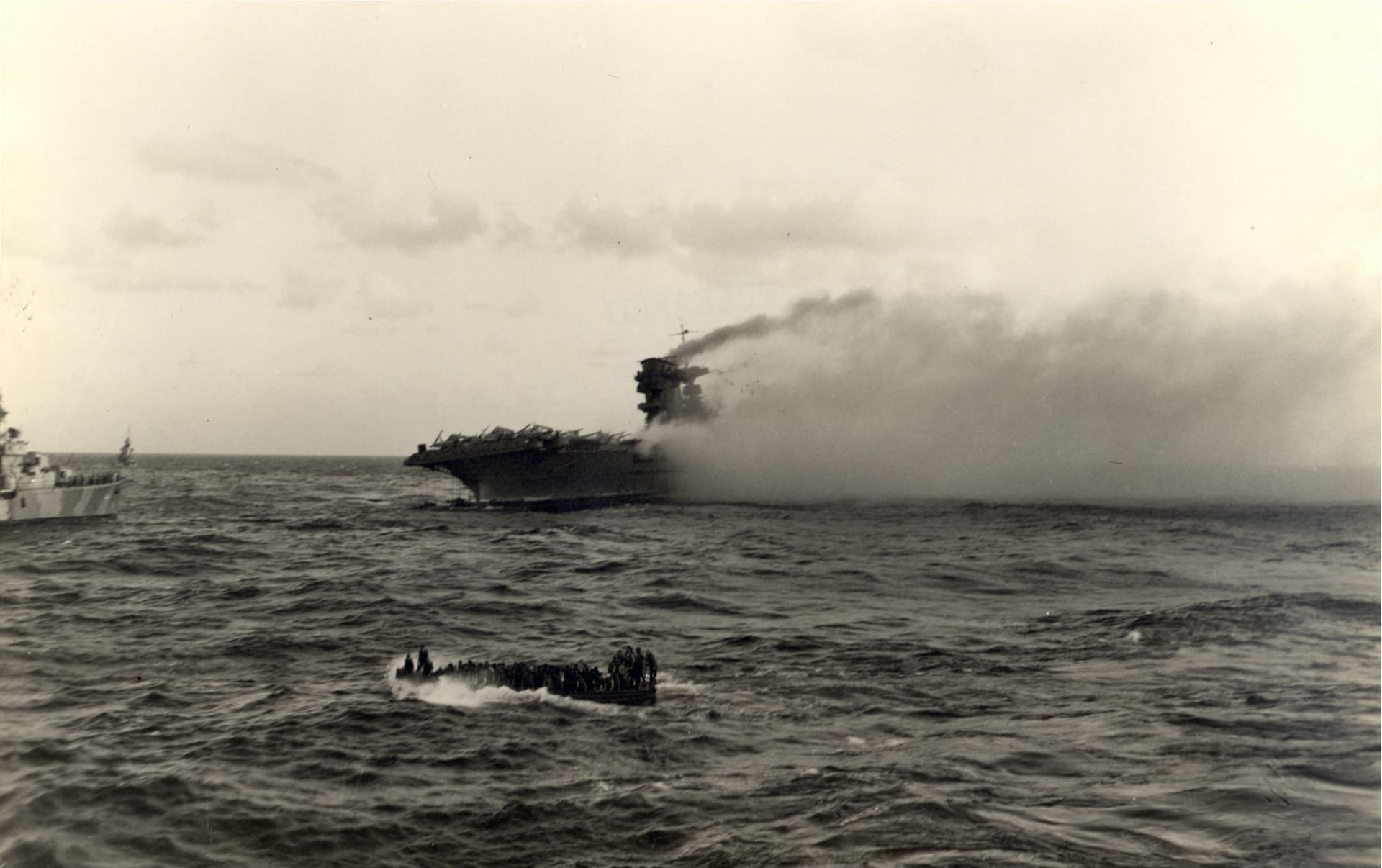 Posádka opouští hořící USS Lexington během bitvy v Korálovém moři 8. května 1942
