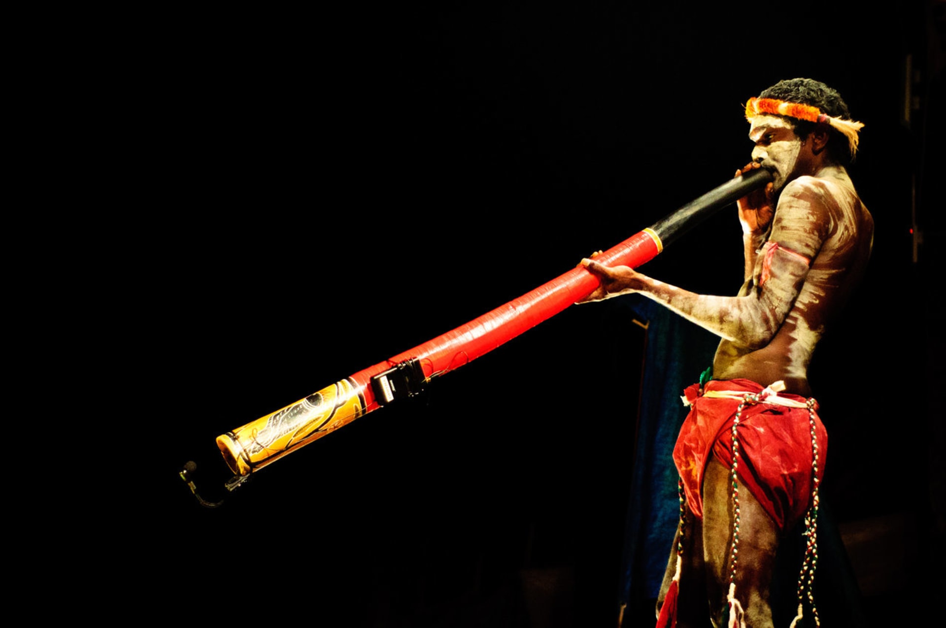 Austrálec hraje na domorodý nástroj - tradiční digeridoo