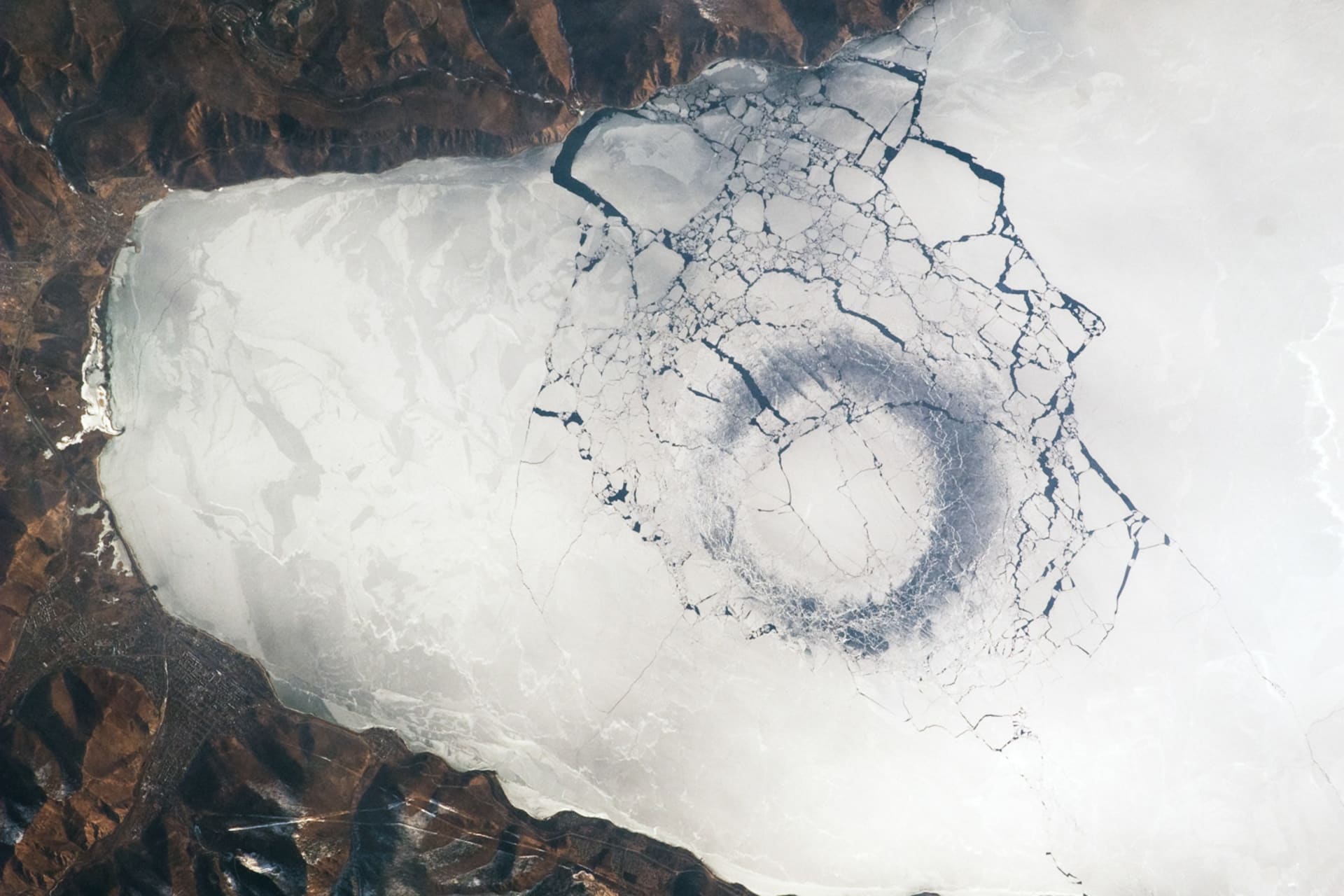 Obří kruh na Bajkale pozorovaný z paluby ISS 25. května 2009
