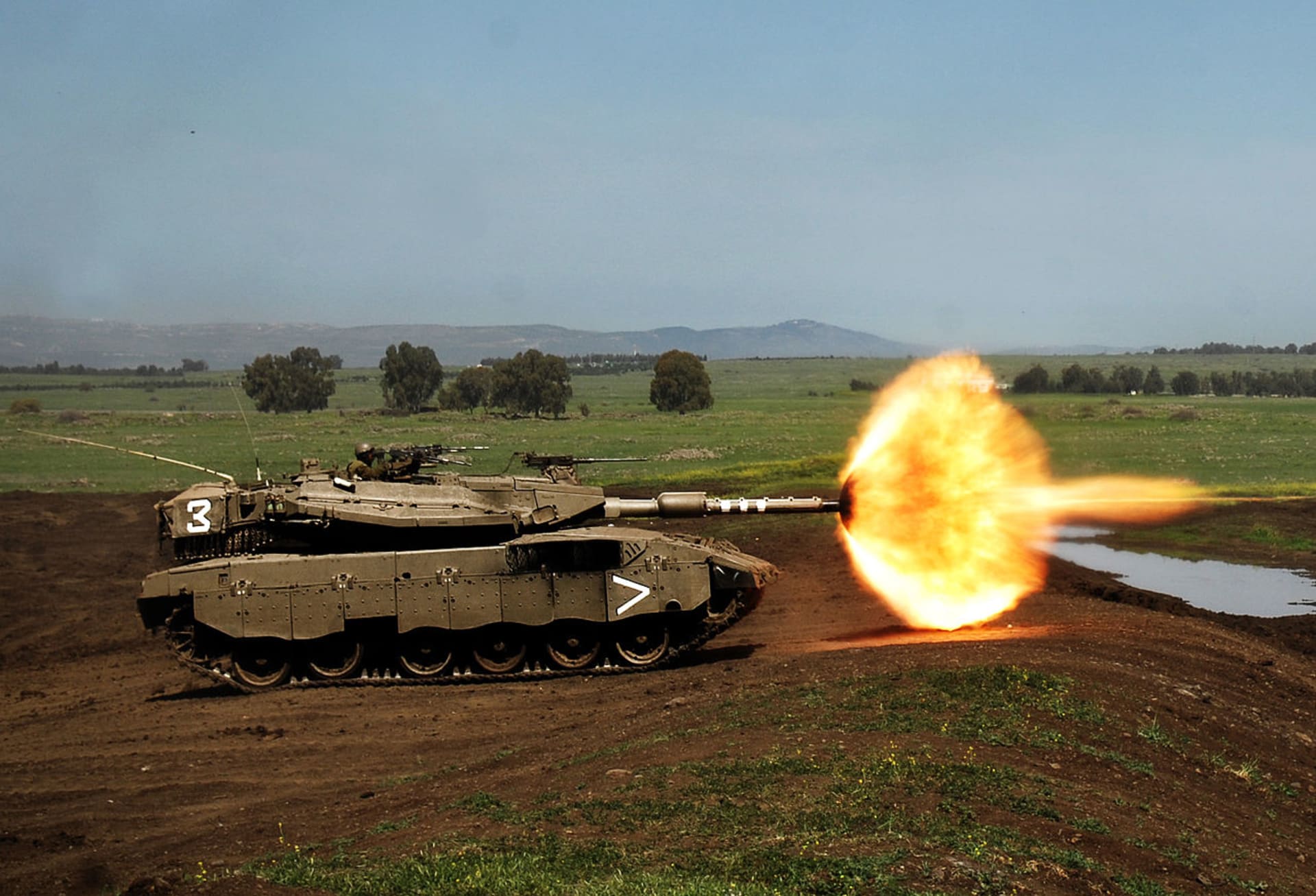 proslulý izraelský tank Merkava při střelbě