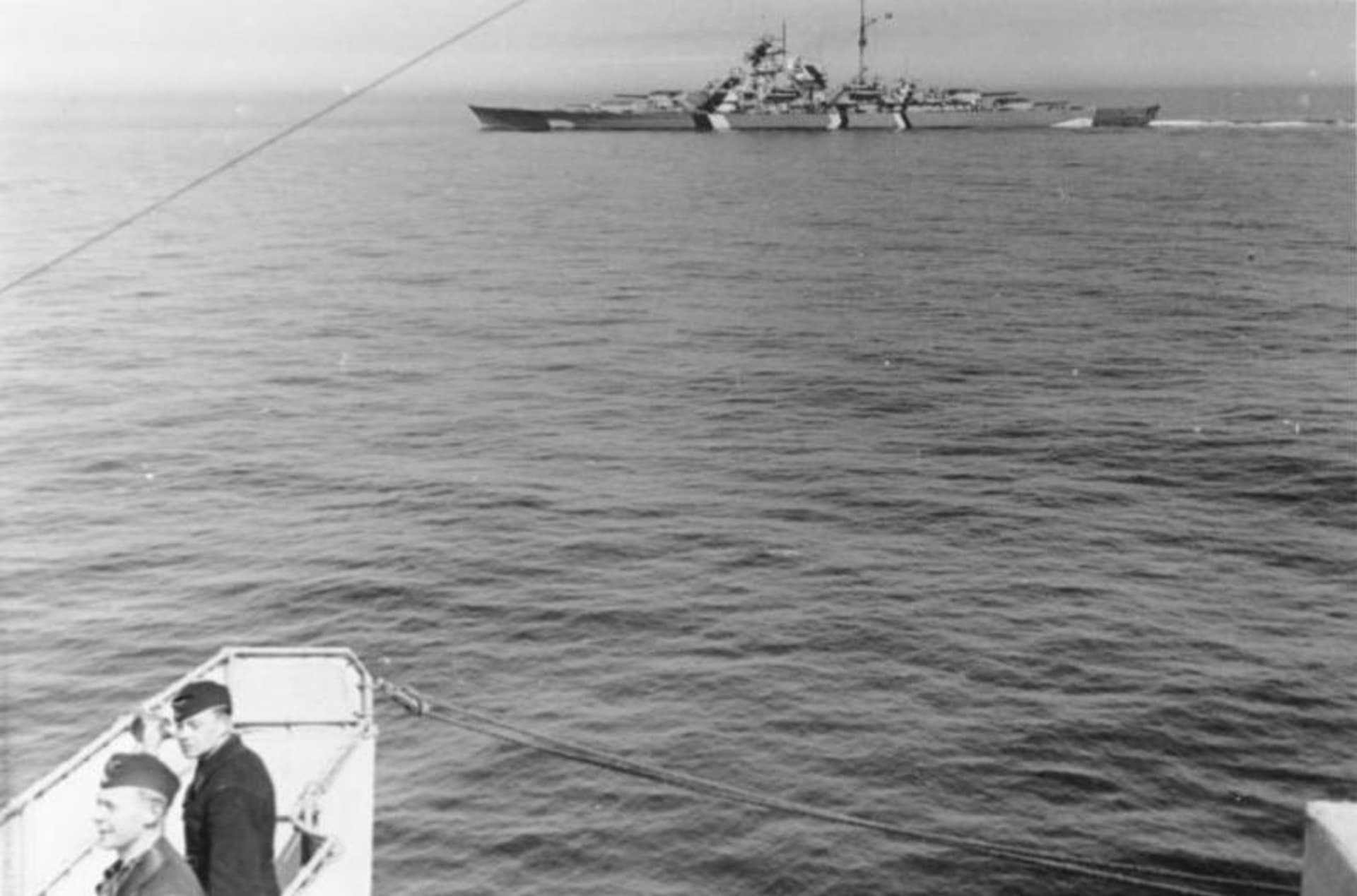 Bismarck vyfotografovaný z lodi Prinz Eugen na Baltu na začátku operace Rheinübung