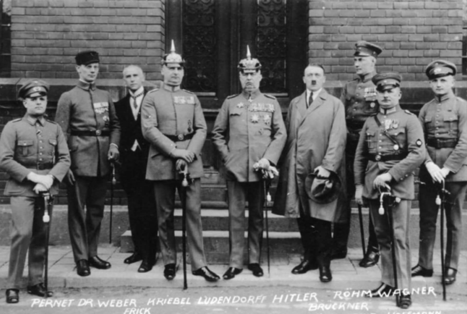 Hitler, Rohmm Ludendorff a další po procesu za pivní puč