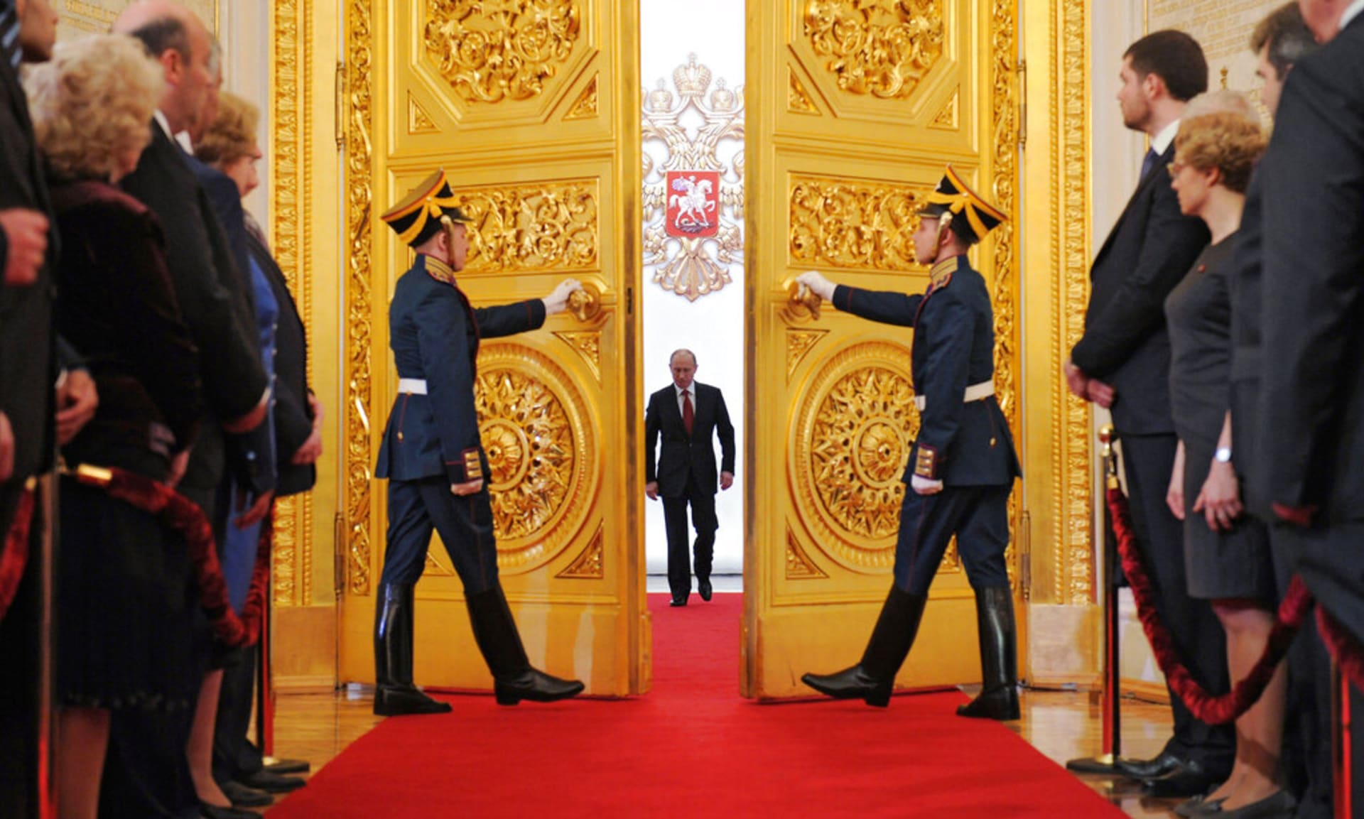 Vladimir Putin umí vstupovat do sálu ve velkém stylu.