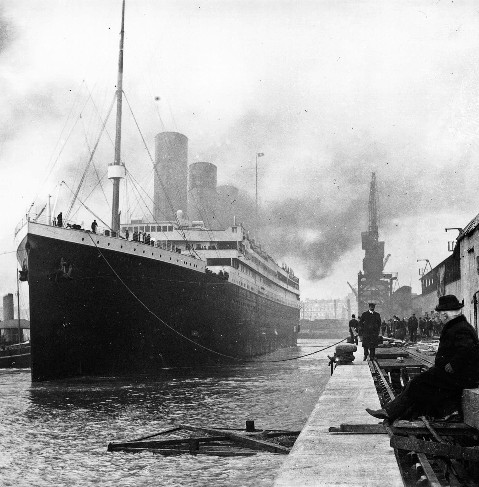 Když se Titanic v docích chystal na první plavbu, nikdo následnou katastrofu nečekal.