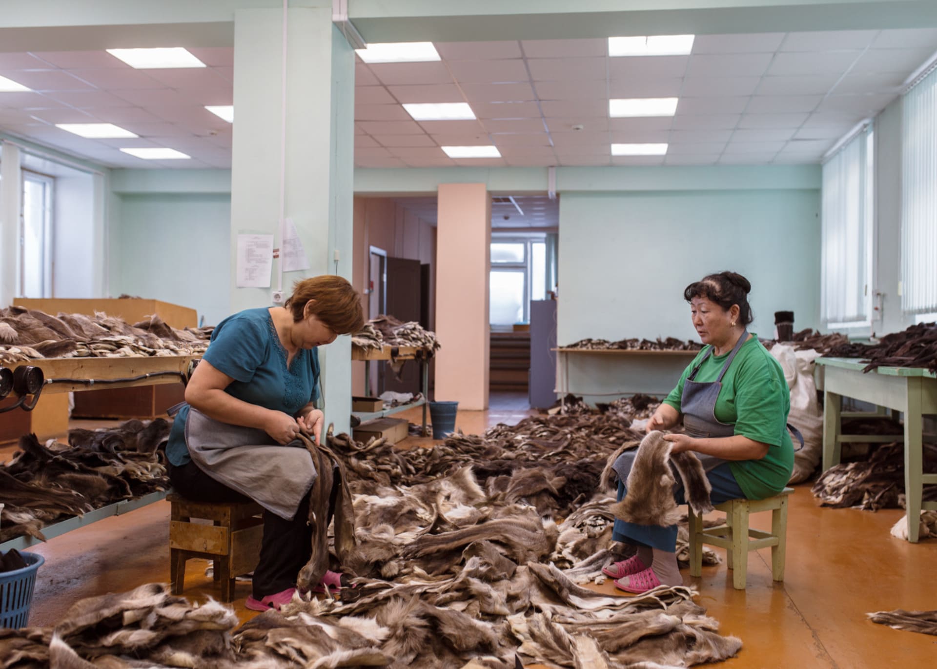 Výroba tradičních teplých kožešinových bot ze sobů v továrně Sardaana, která patří k jakutským nejstarším podnikům lidového řemesla