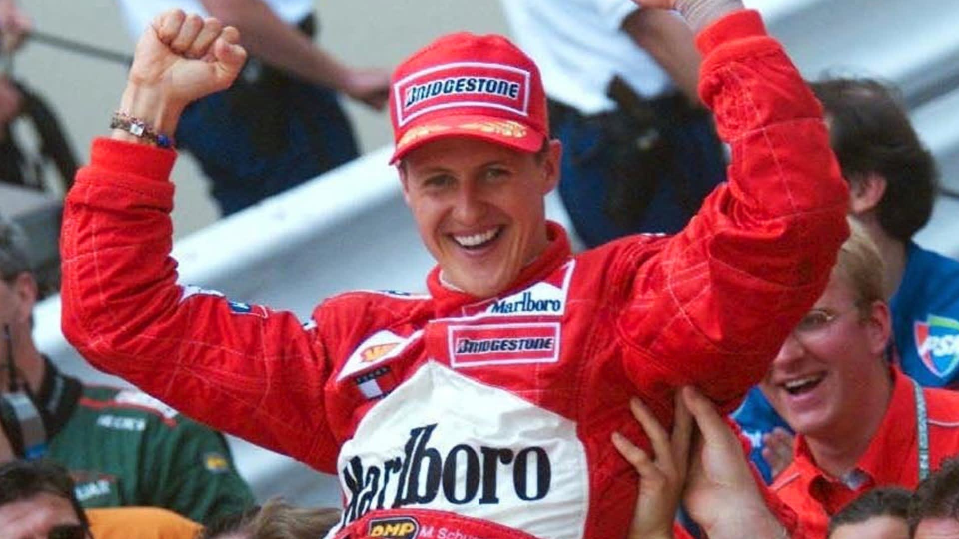 Michael Schumacher slaví jedno ze svých mnoha vítězství