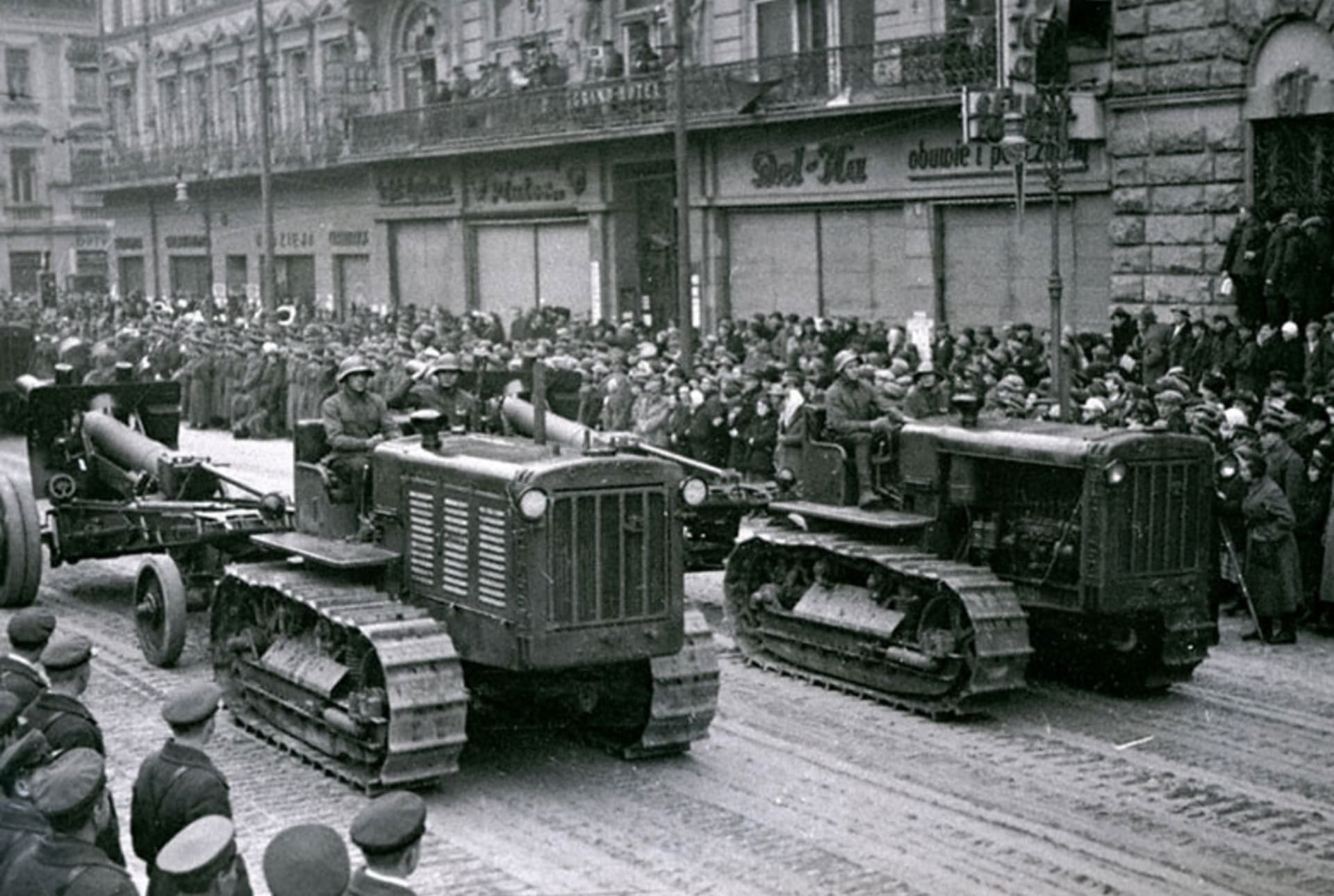 Rudá armáda projíždí 22. září 1939 dobytým Lvovem