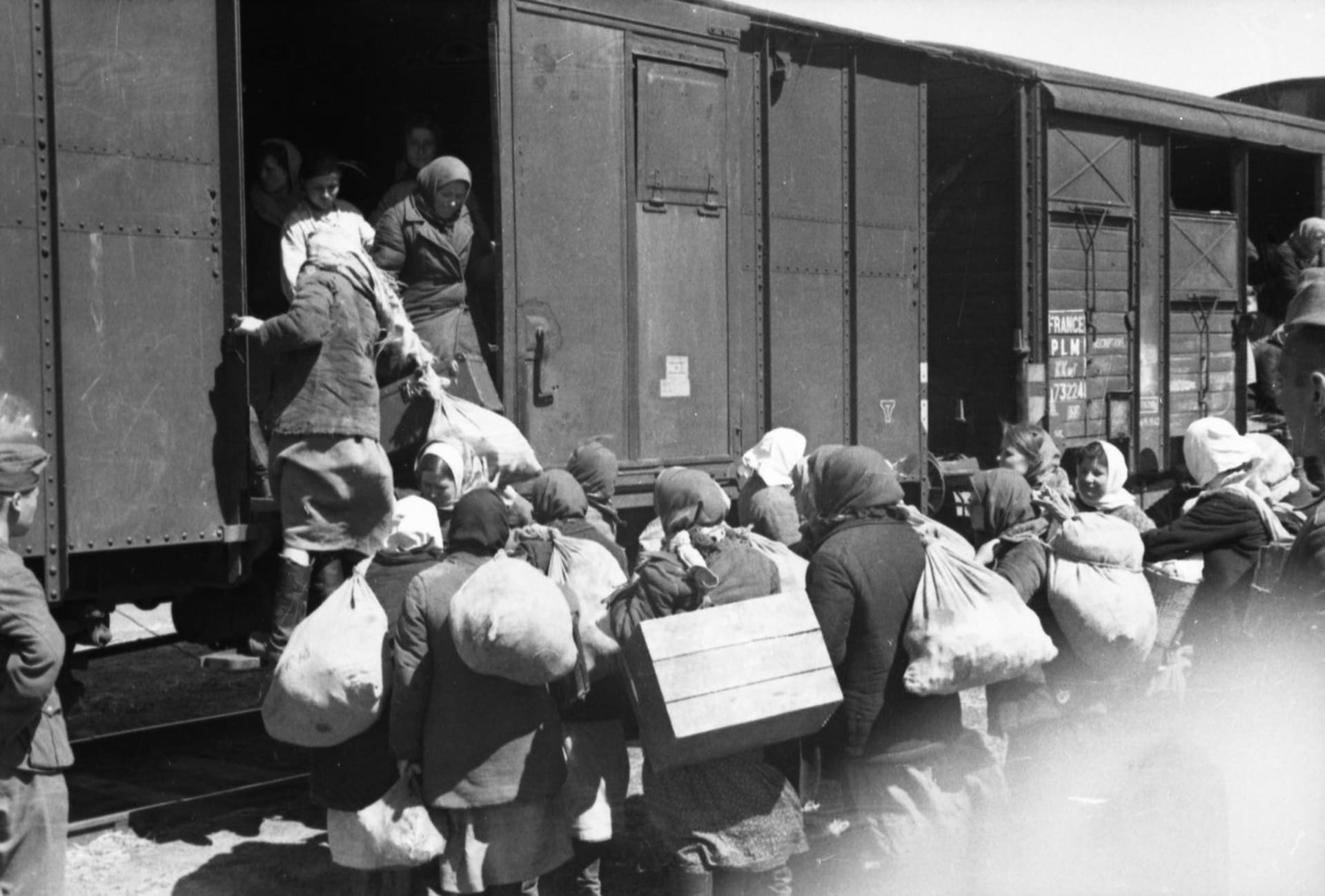 Ženy a dívky odvážené na nucenou práci do Německé říše nastupují pod dozorem do vagonu. Snímky pořídil fotograf propagandistické jednotky wehrmachtu. Ukrajina, jaro 1943.