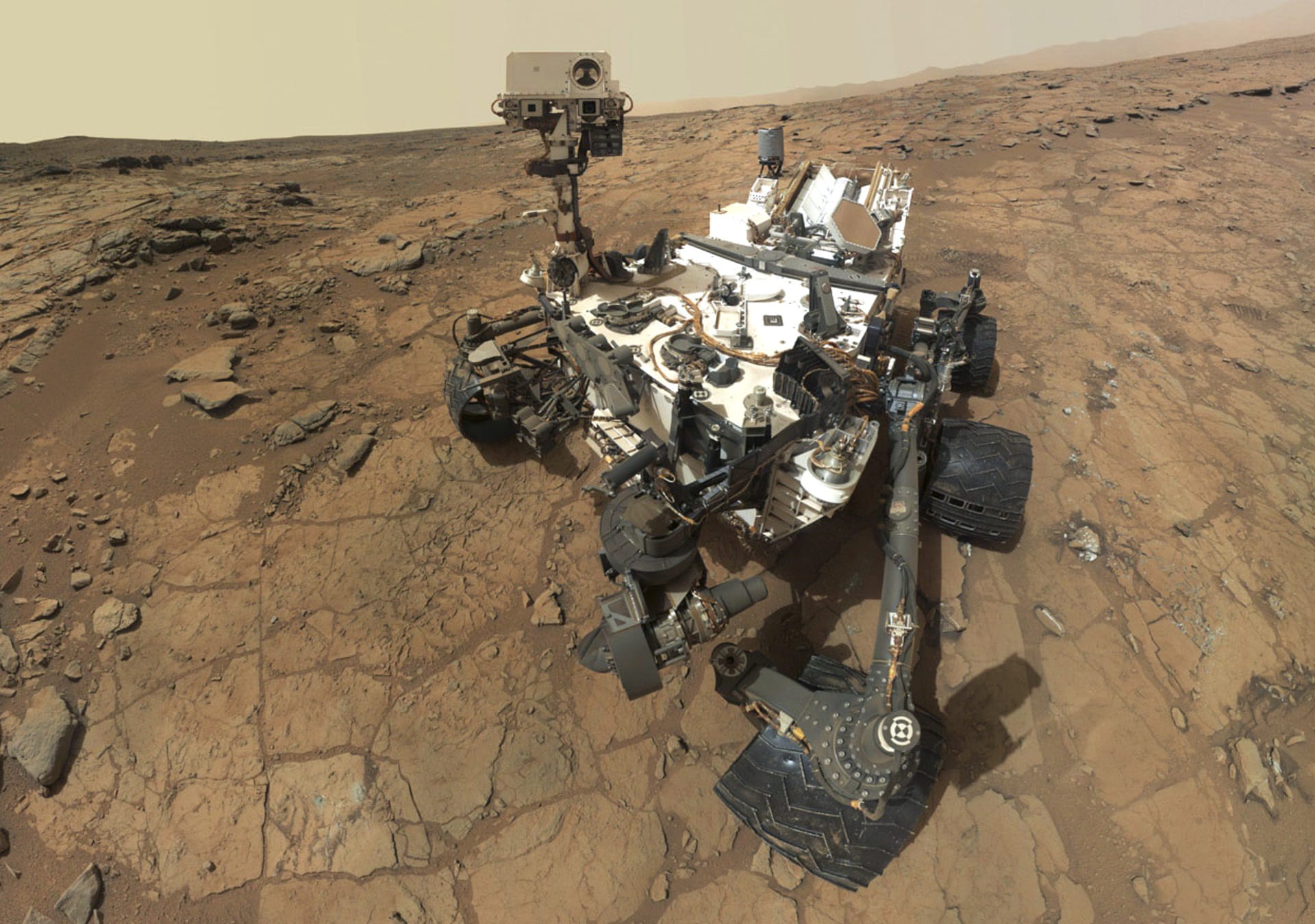Curiosity zkoumající povrch Marsu