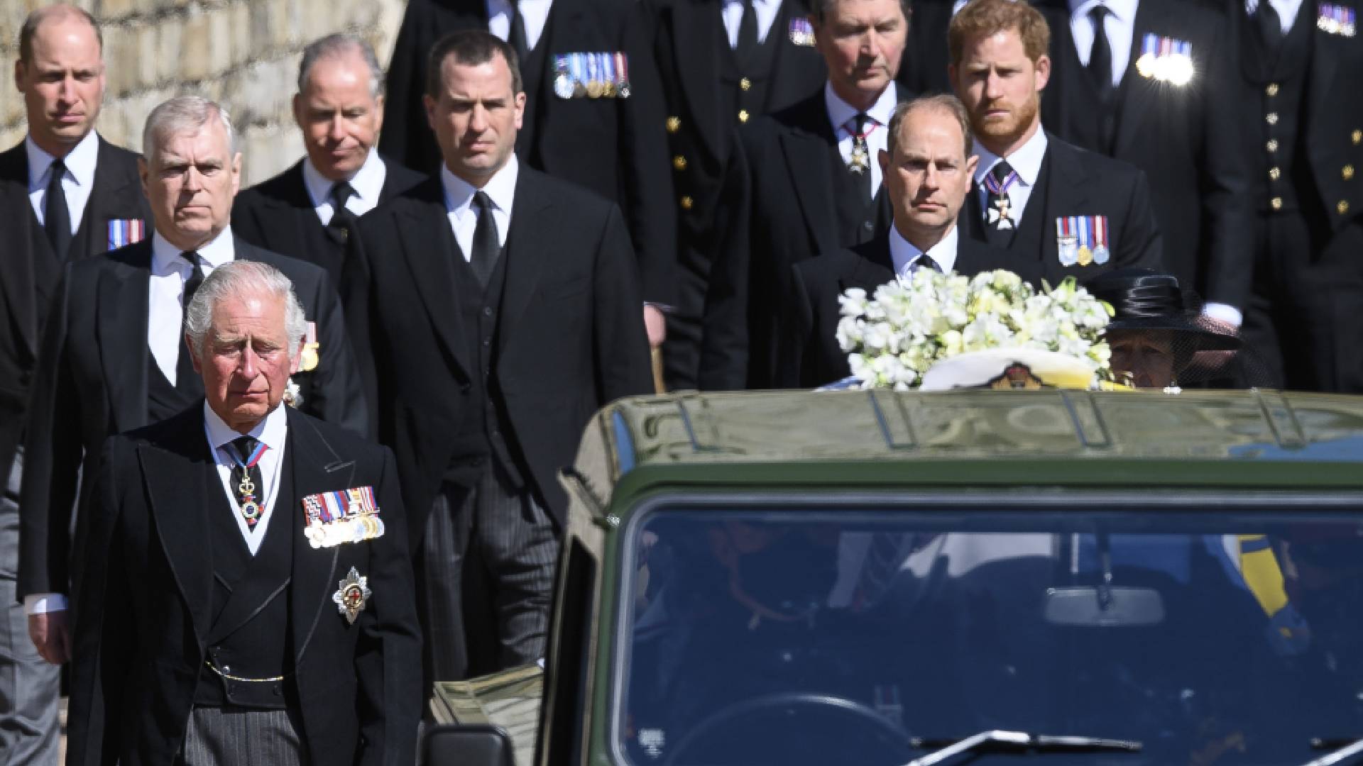 Princ Charles vyprovází svého otce na poslední cestě