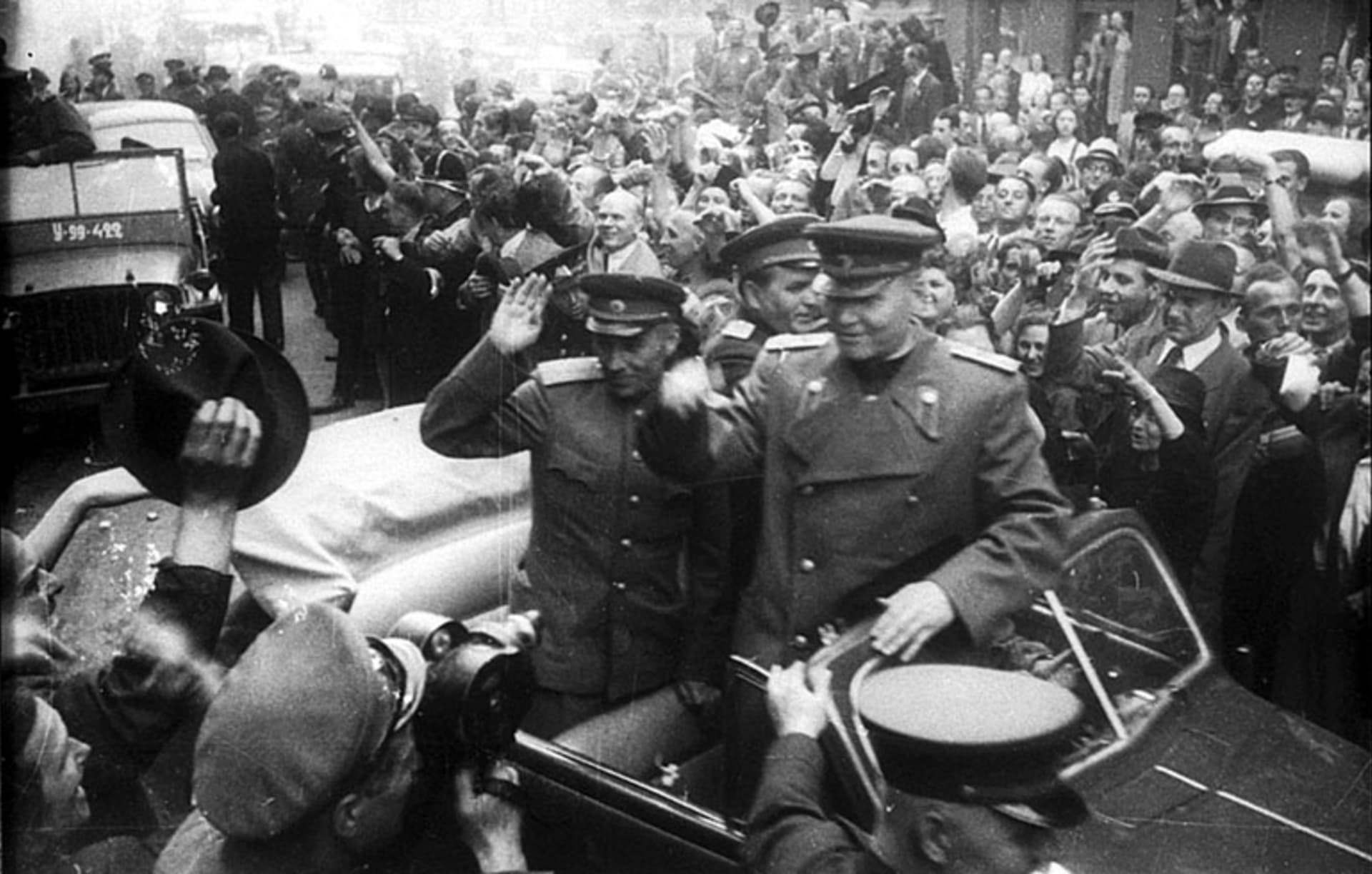 V Praze již bylo dobojováno, sovětský maršál Koněv se zdraví s Pražany
