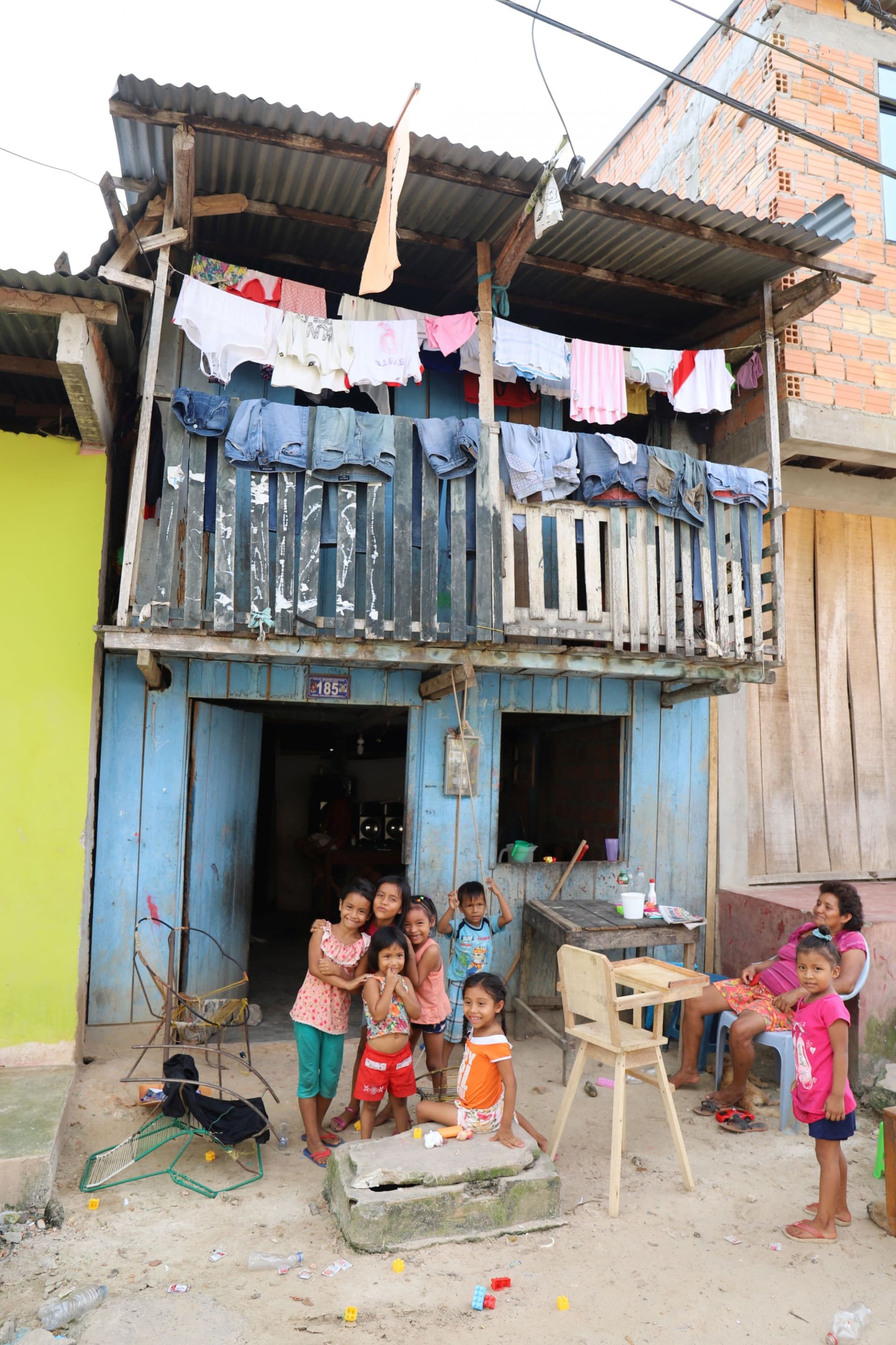 Školy v Peru jsou v důsledku pandemie zavřené a děti se musí učit doma