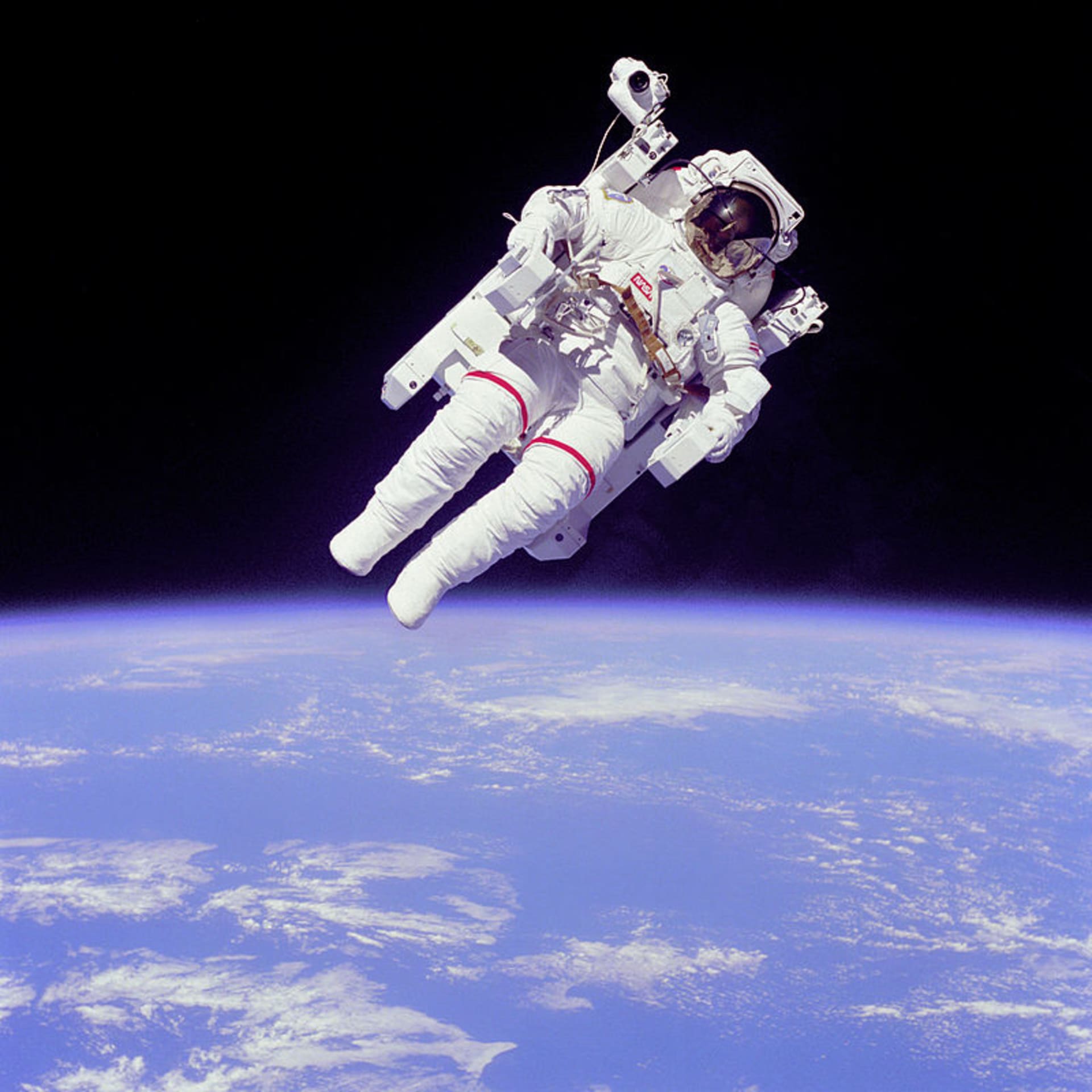 Americký astronaut ve volném prostoru
