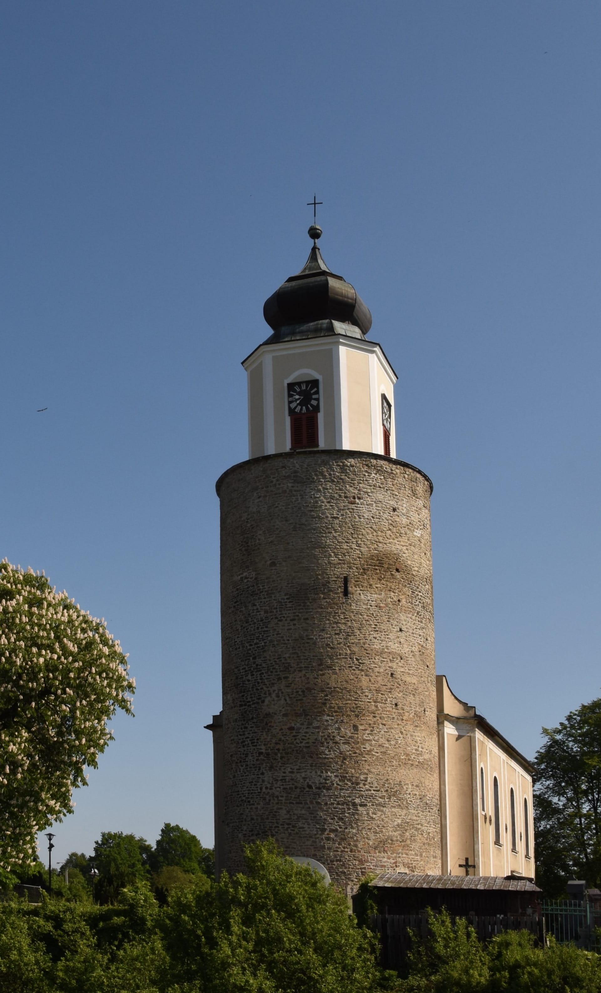 Podívná kostelní věž v Žulové